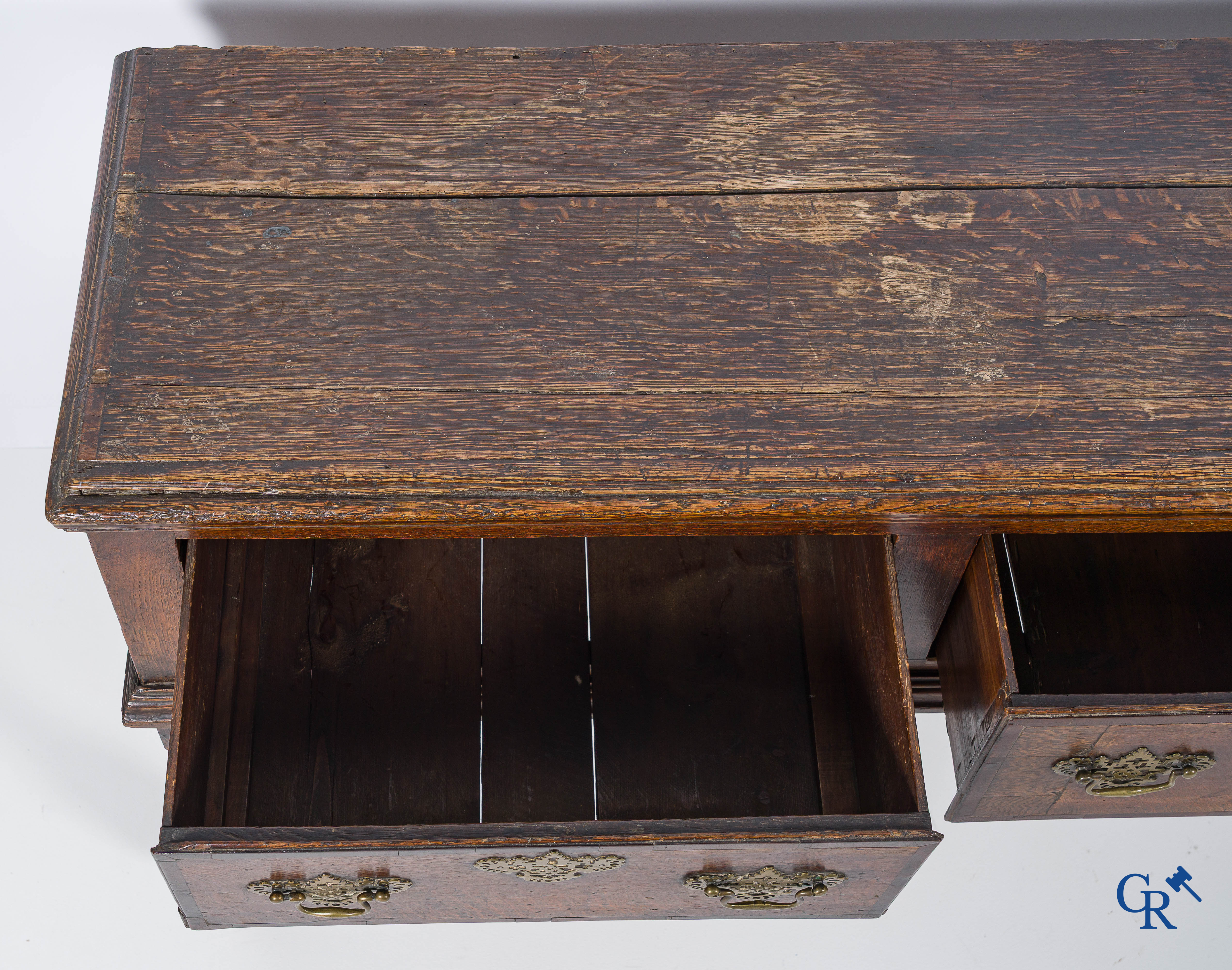 Meubilair. Antieke Engelse eiken dressoir of sideboard met 3 laden. Engeland, circa 1740.