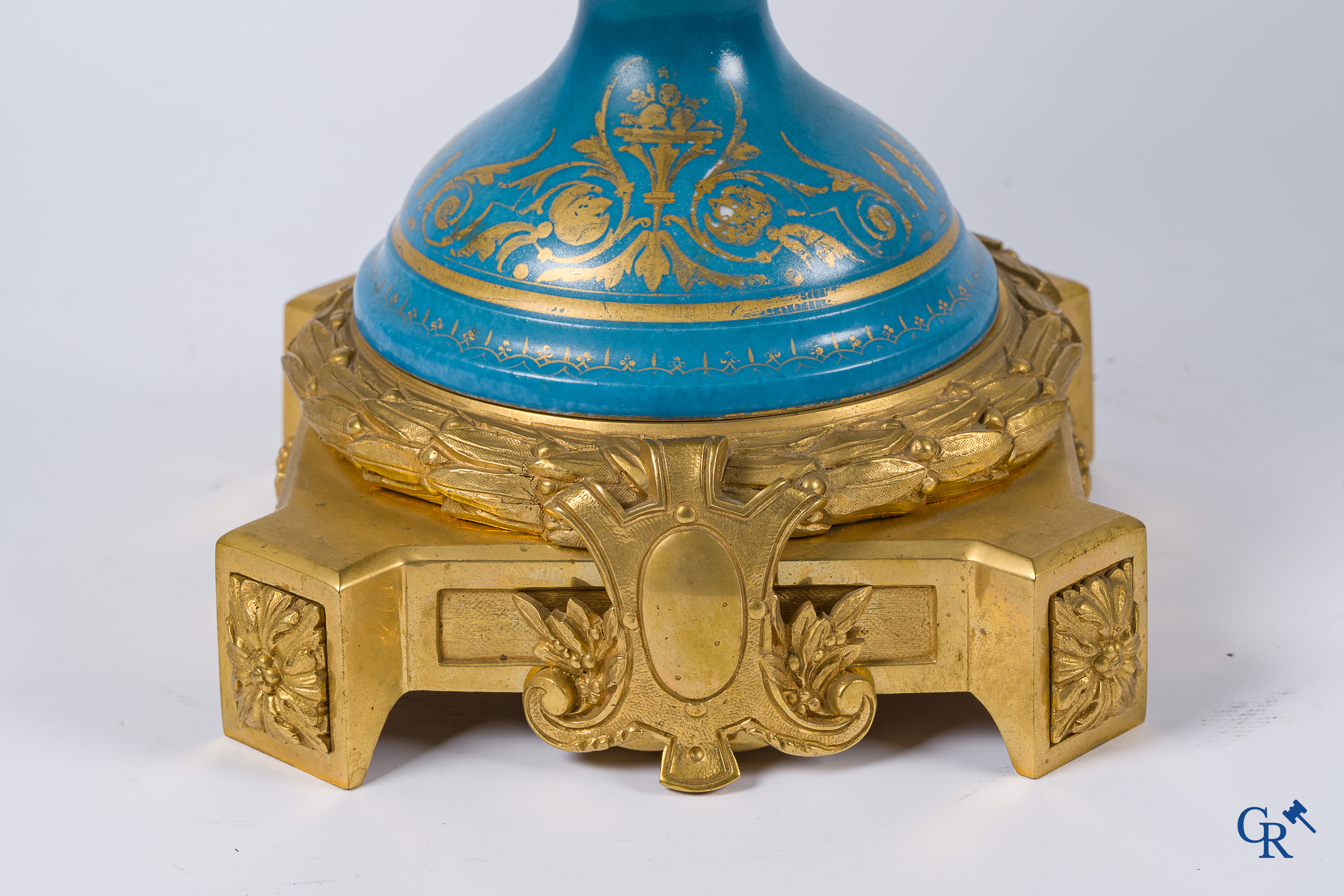 Sèvres. Imposante milieu de table in Sèvres porselein met vergulde bronzen monturen. LXVI-stijl, circa 1900.