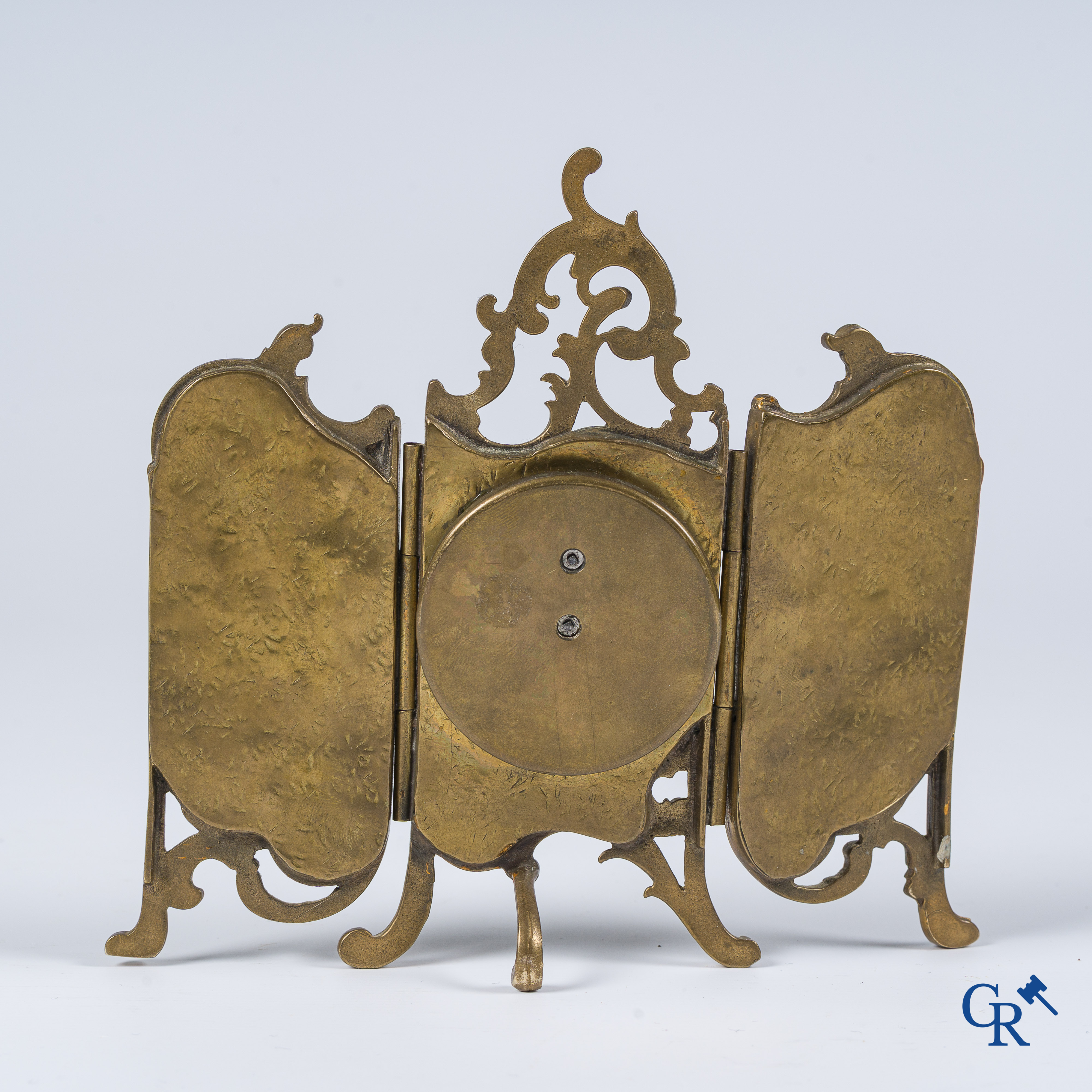 Vitrineobjecten. Miniatuur kamerscherm in brons en emaille met ingewerkte klok. LXV-stijl, circa 1900.