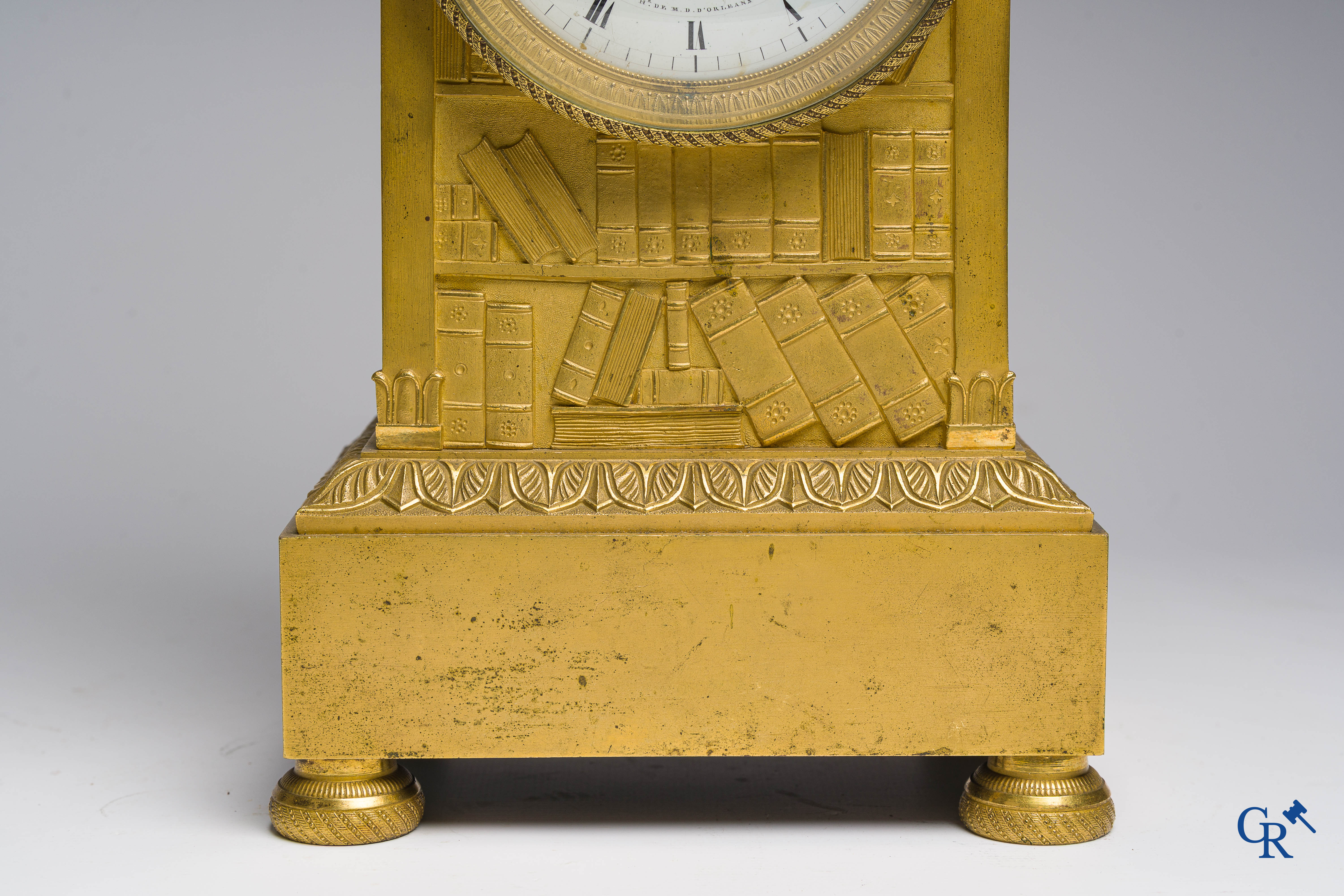 Fijn geciseleerde en vergulde bibliotheek pendule in brons. Gesigneerd Ls Mallet, Hr de M.D. D'Orléans. Circa 1830.