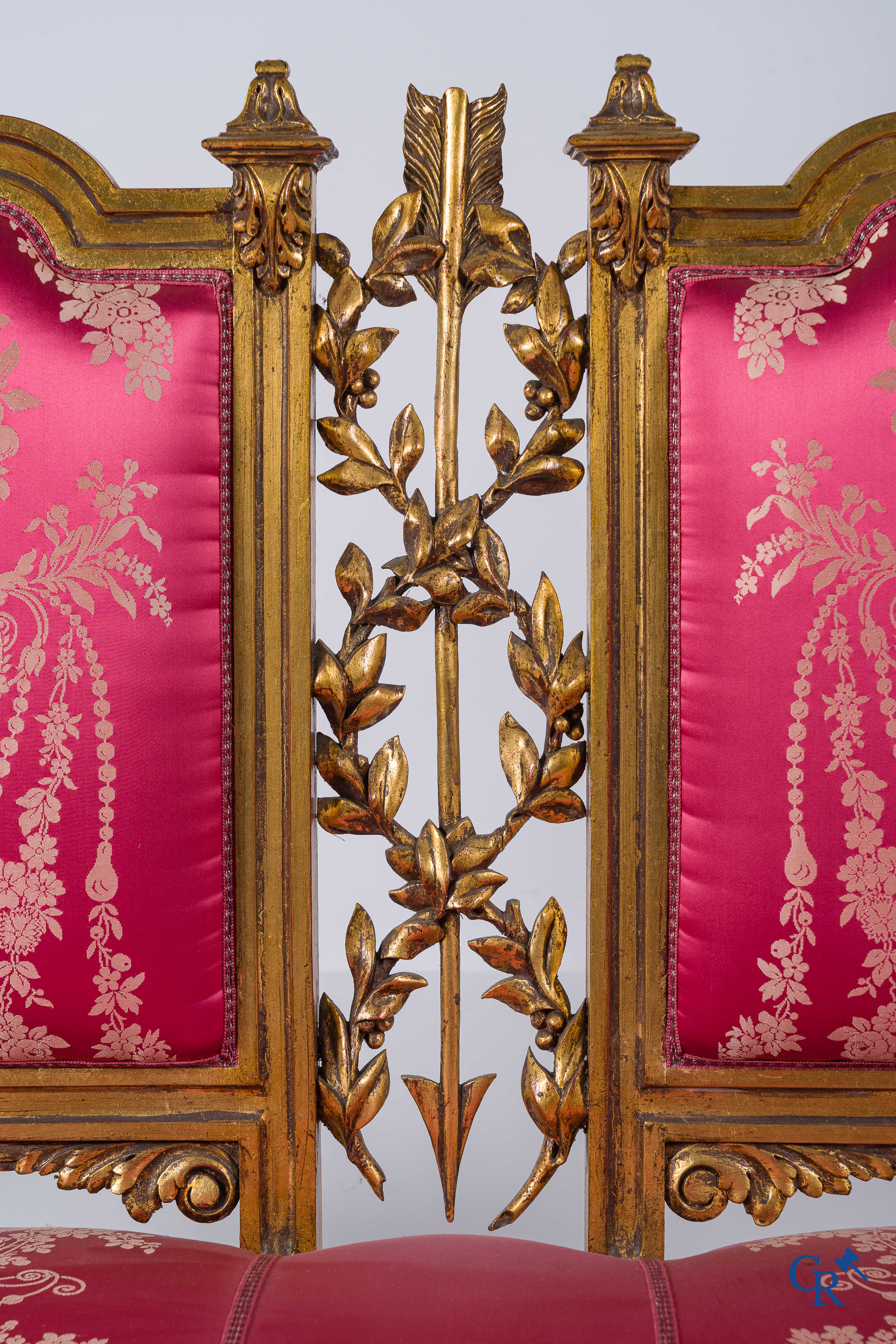 Meubelen. 6-delig salongarnituur in gesculpteerd en verguld hout. LXVI-Stijl. Circa 1900.