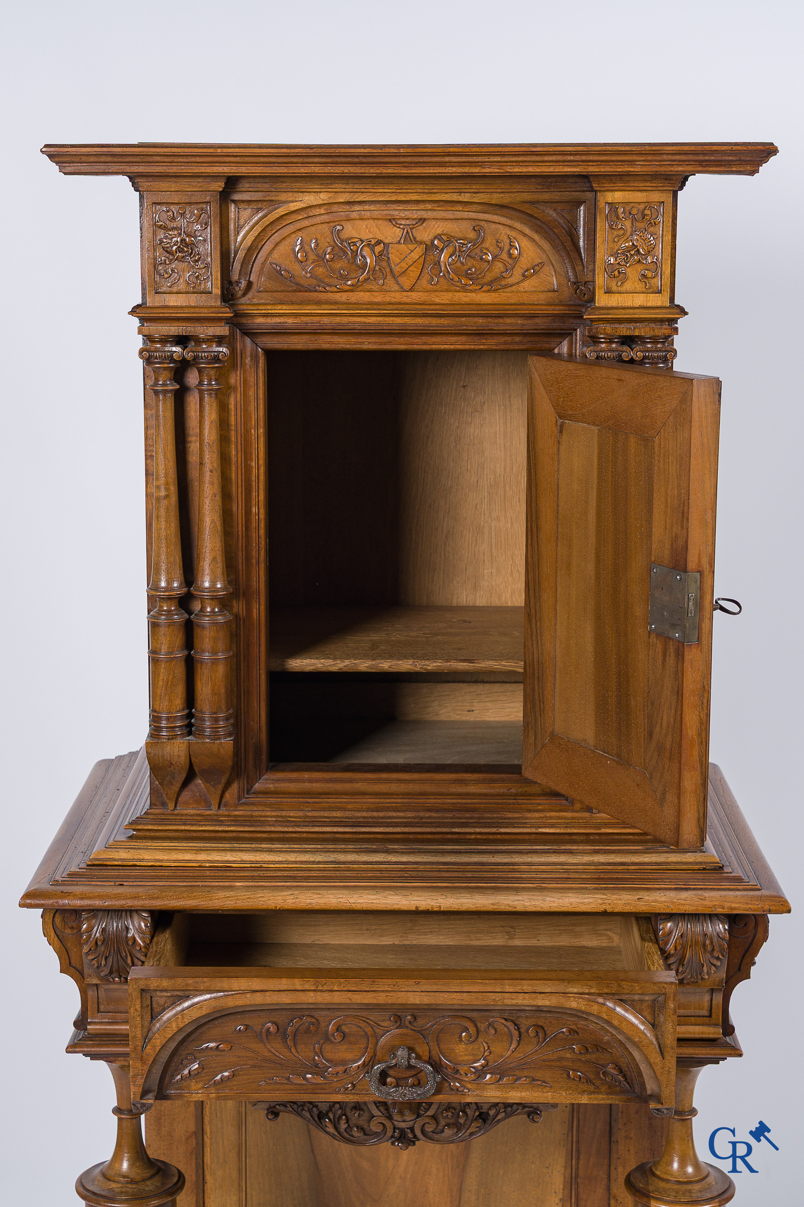 Meubilair. Fijn gesculpteerd meubel in notelaar met wapenschilden en maskers. Neo Renaissance stijl. Eind 19e eeuw.