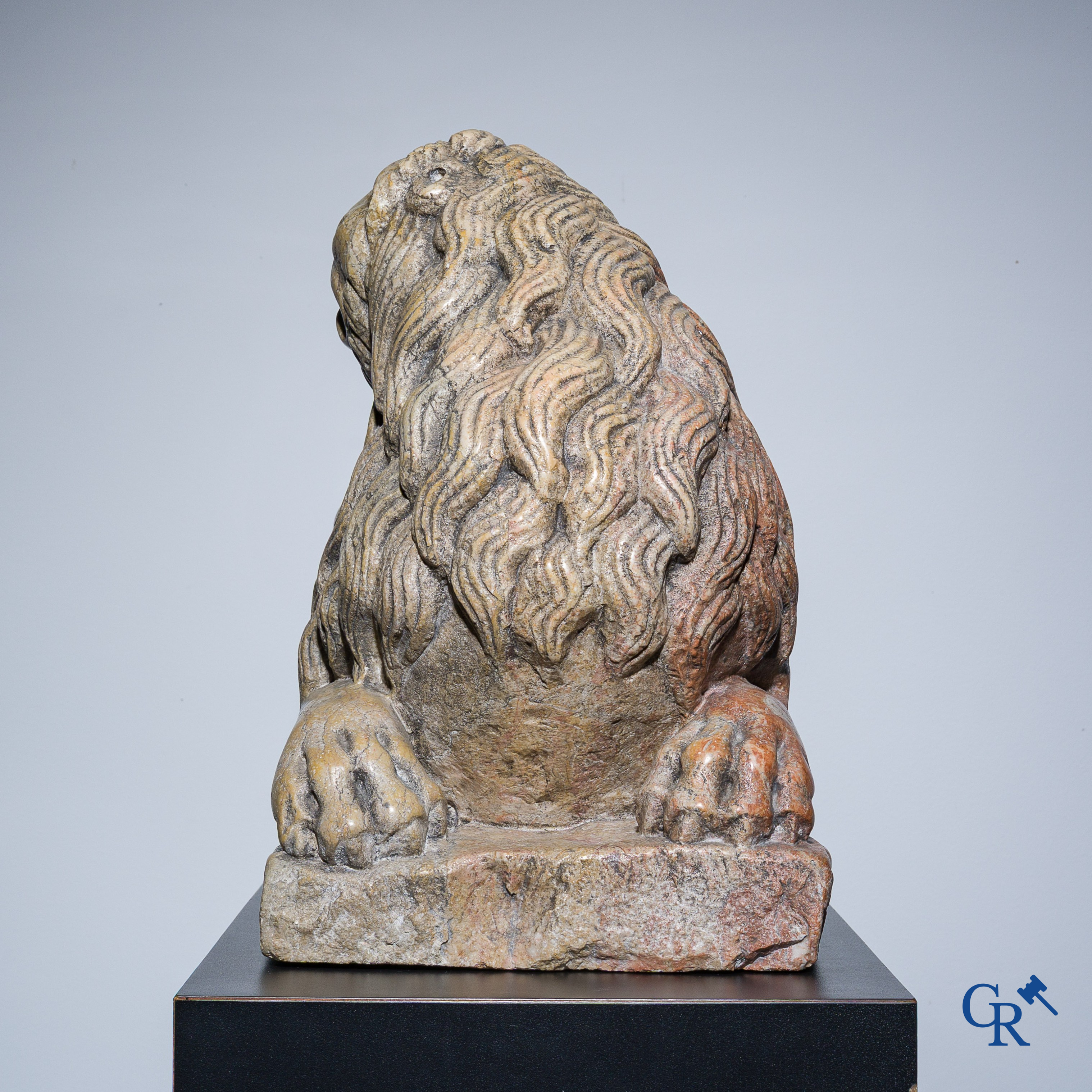 Lion couché taillé en marbre, pupilles en plomb. Italie, vers 1700.