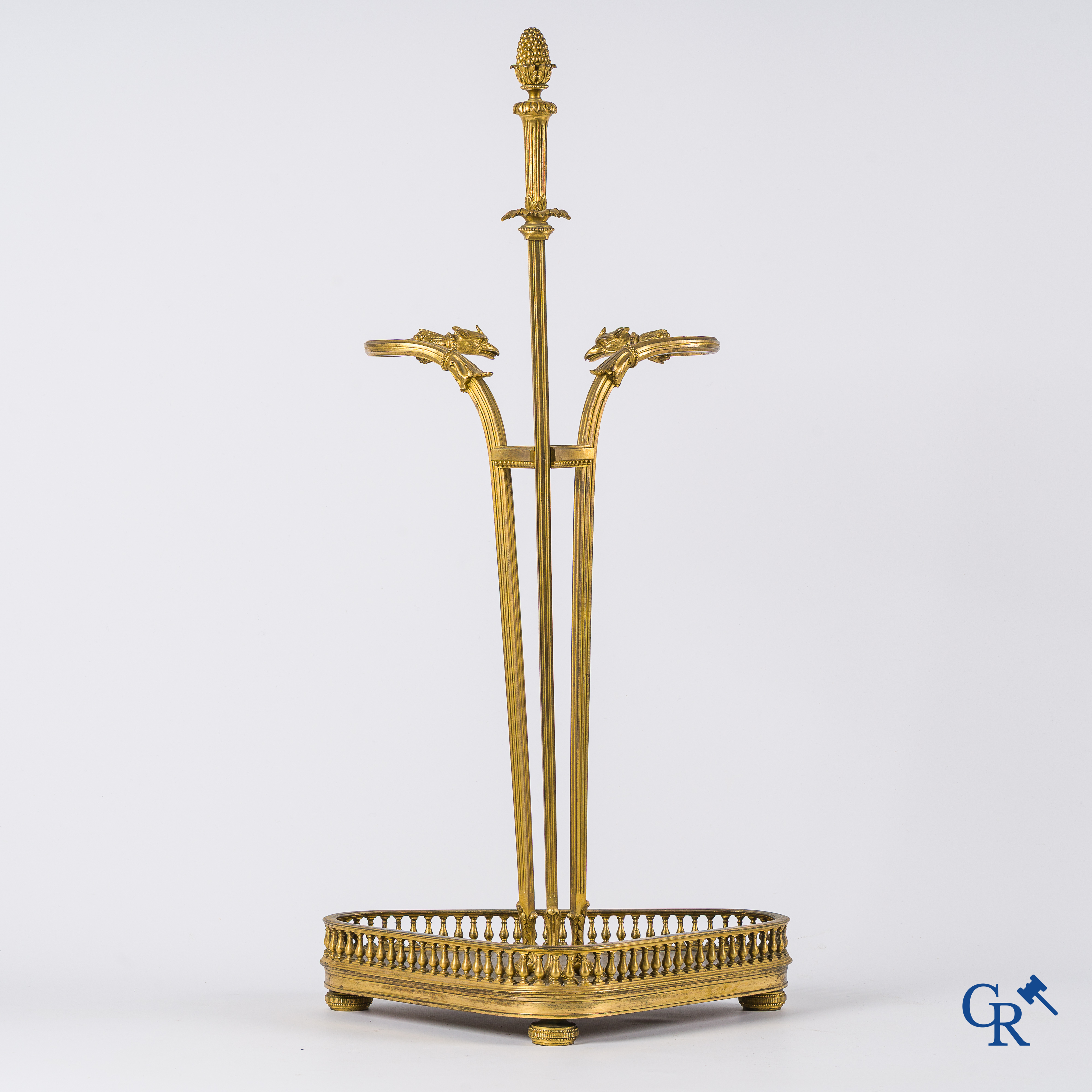 Empire. Porte parapluie met adelaarskoppen in fijn geciseleerde en vergulde brons. Frankrijk, circa 1810.