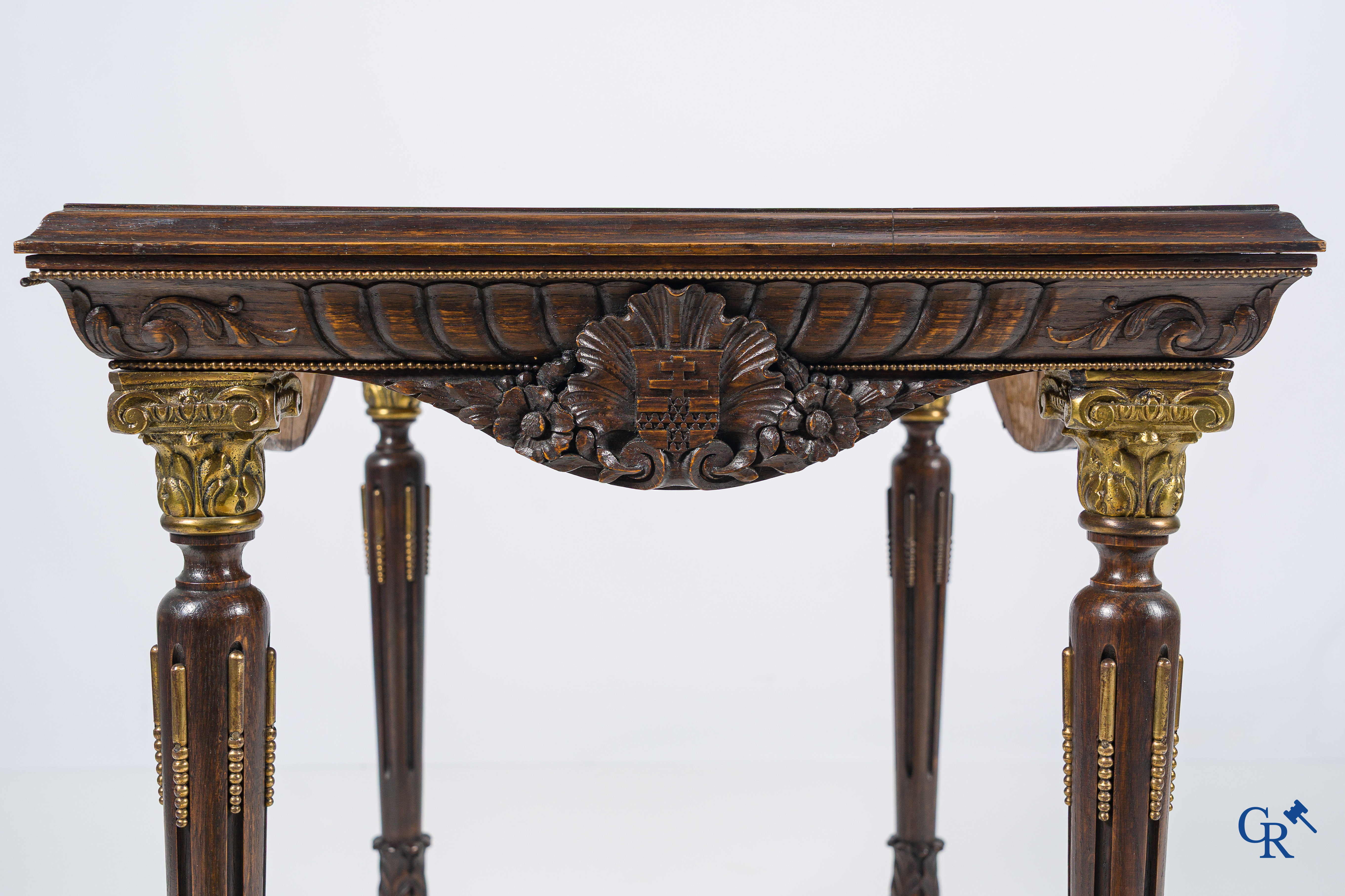 Picanol, Ieper. Uitzonderlijke tafel met taferelen van weefgetouwen, ambachten en wapenschilden. Augustus 1946.