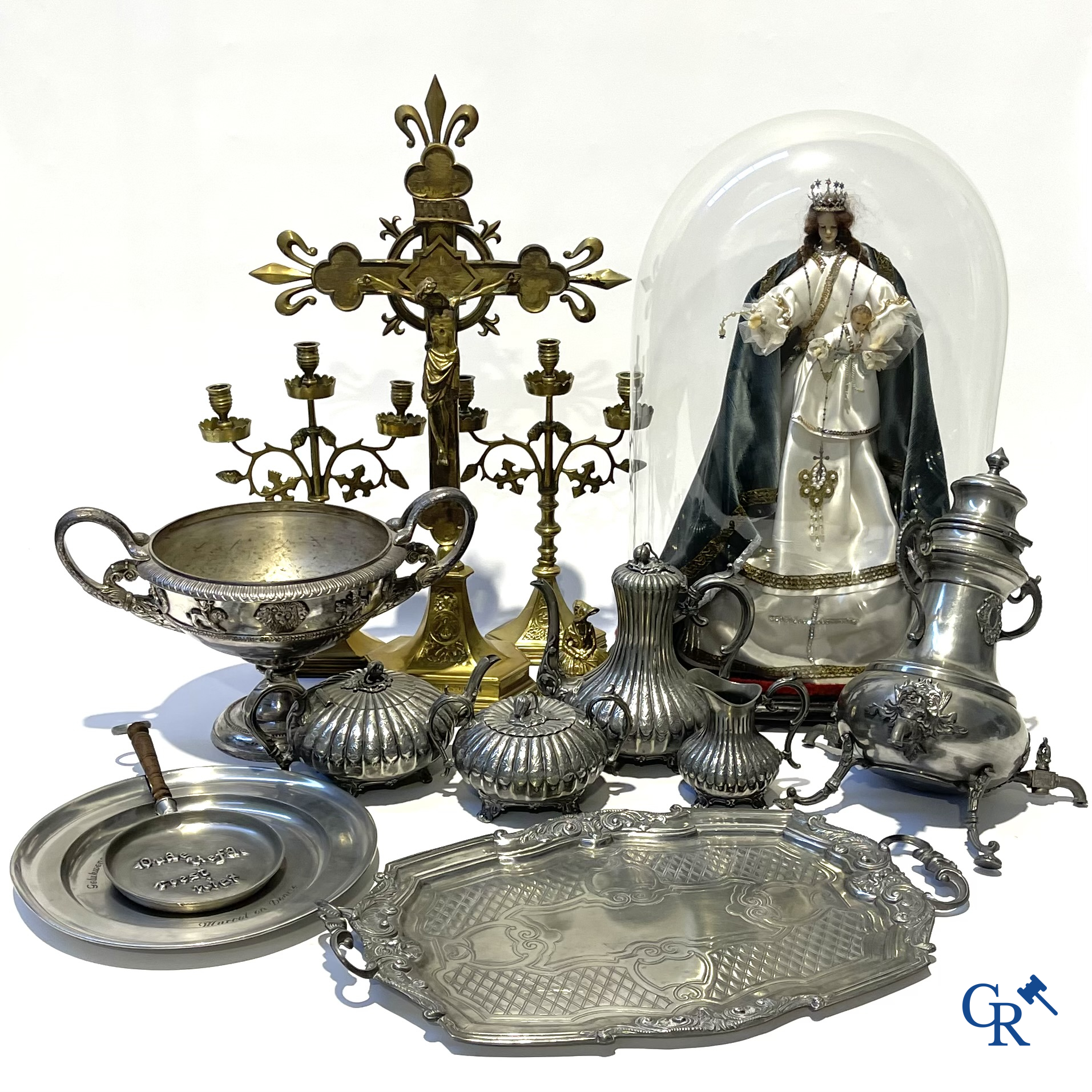 Kavel brocante met religieuze objecten, globe met Maria en kind en objecten in tin en andere.