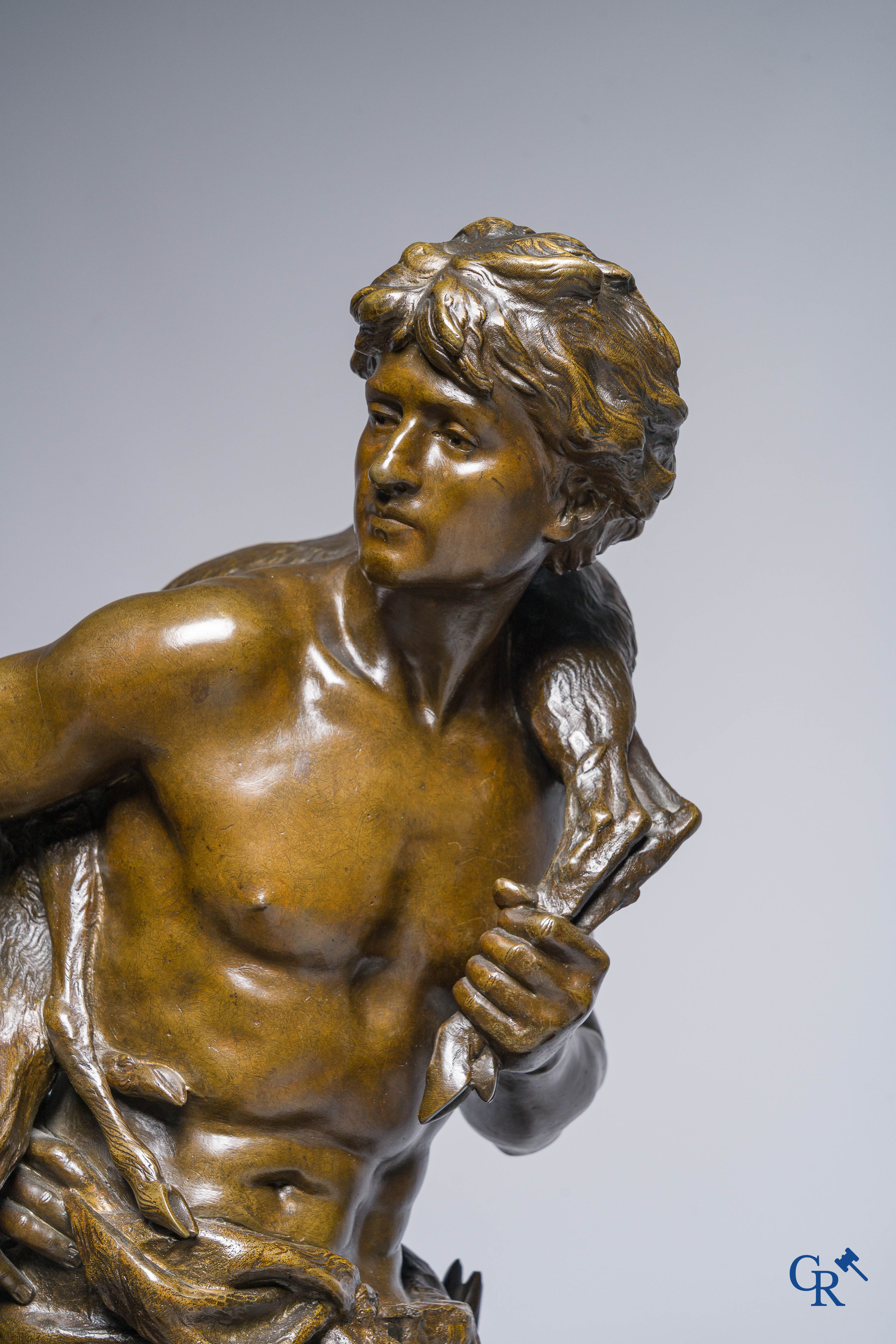 Mathurin Moreau. "Le Chasseur" Bronzen beeld op draaisokkel. Gieterijstempel H.V. Médaille d'Or. Exposition Paris 1900.