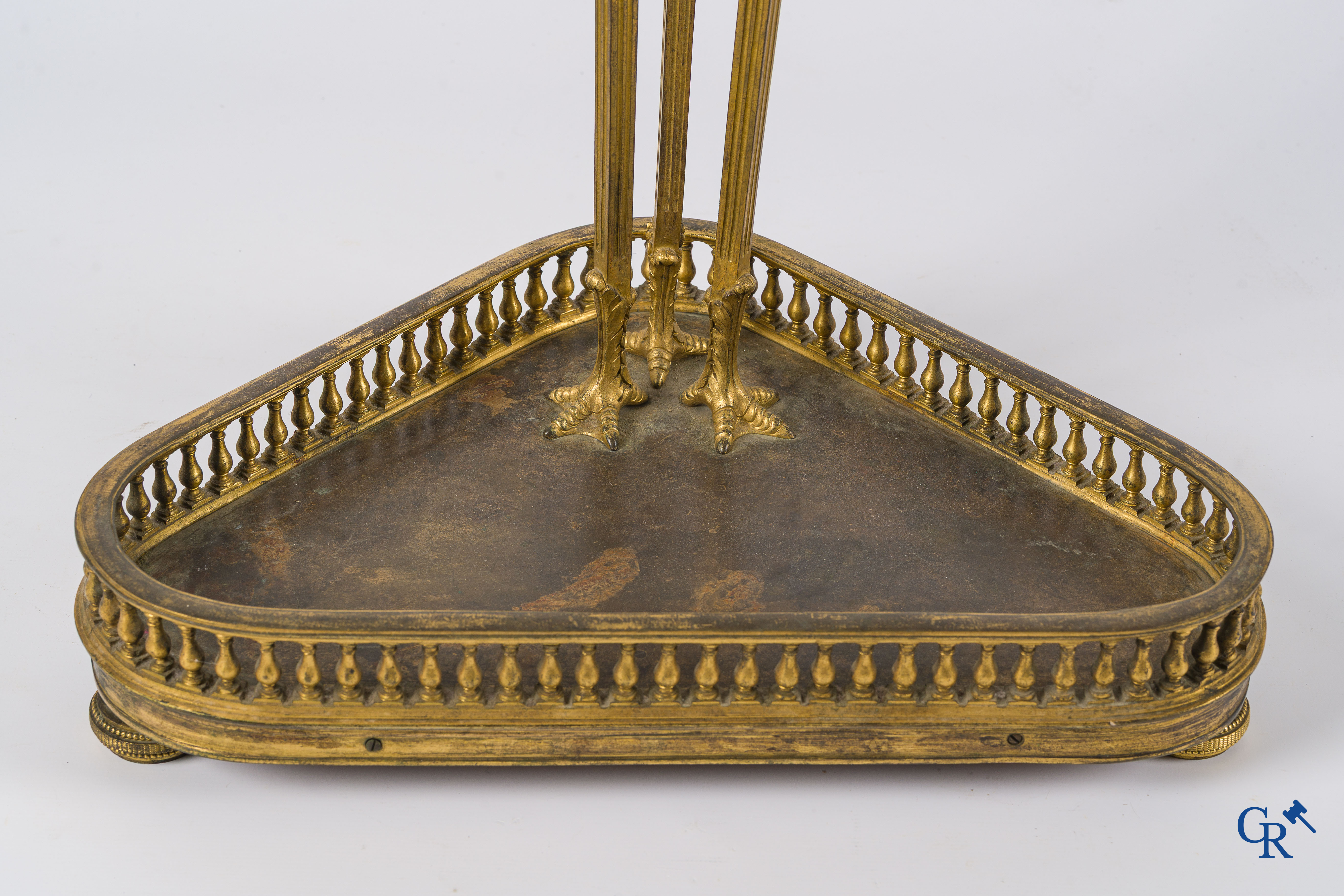Empire. Porte parapluie met adelaarskoppen in fijn geciseleerde en vergulde brons. Frankrijk, circa 1810.