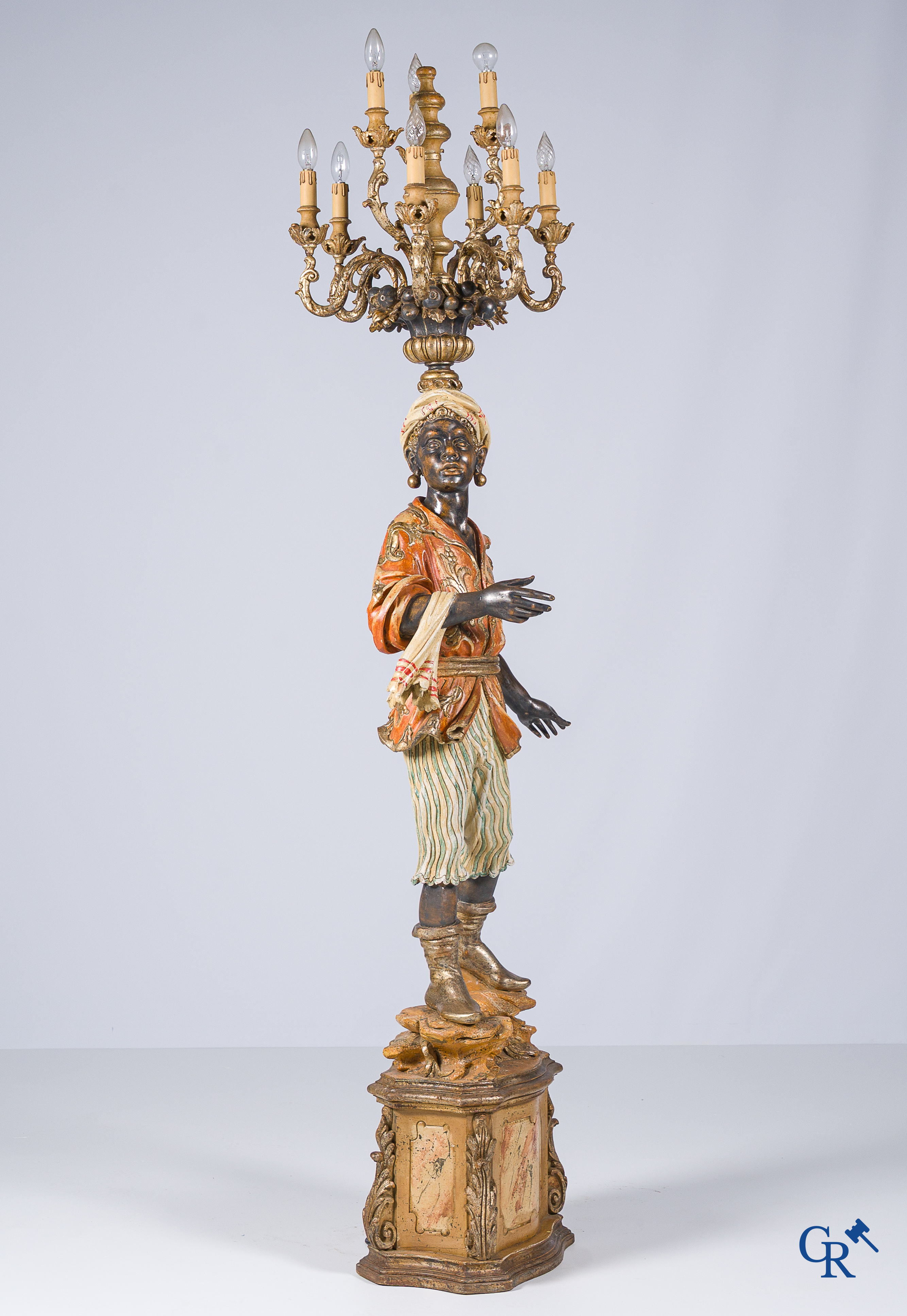 Hout gesculpteerde en gepolychromeerde staande Moor dienend als lamp. Italiaans werk, 20ste eeuw.