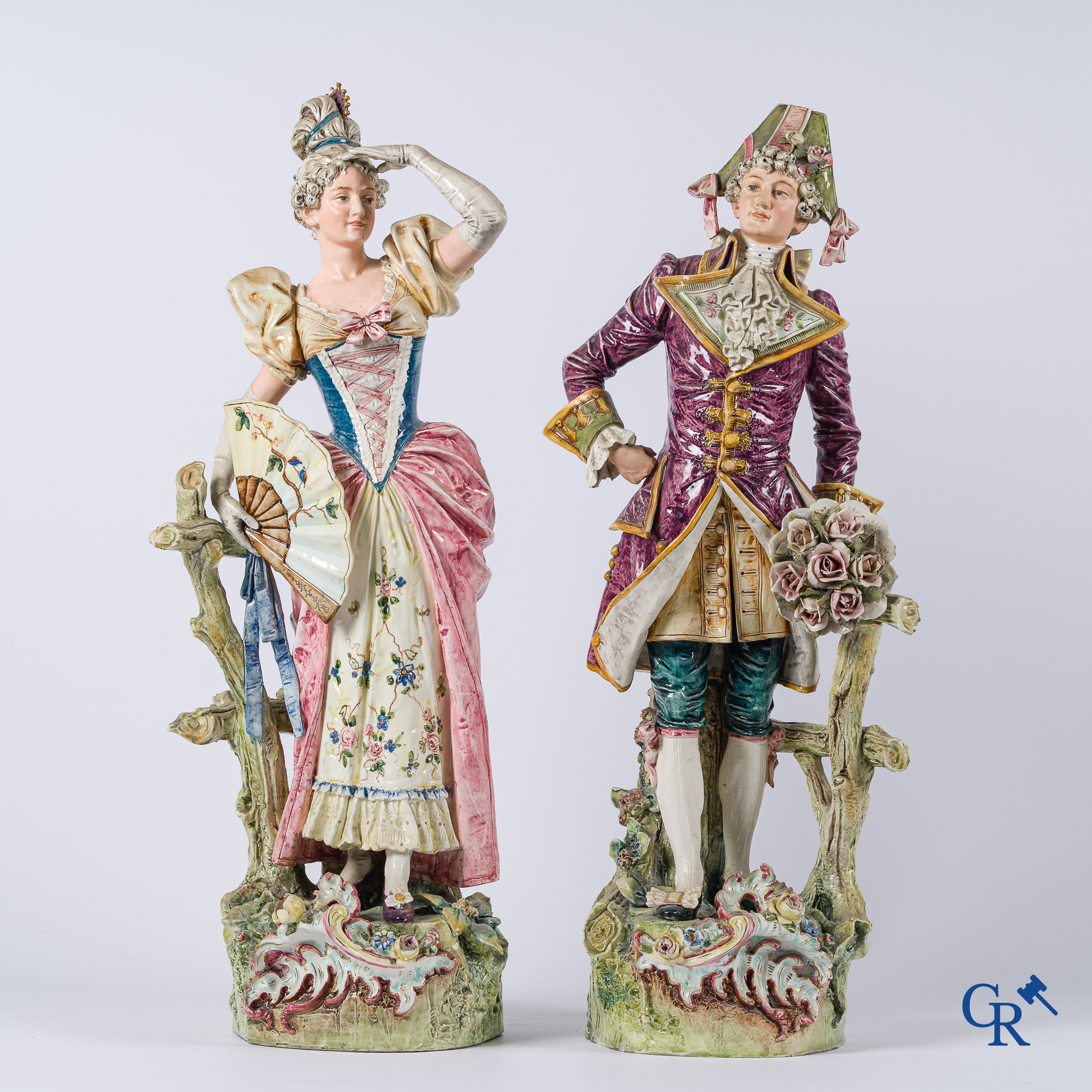 Paar grote voorstellingen van een markies en markiezin in gepolychromeerde faience. Circa 1900.