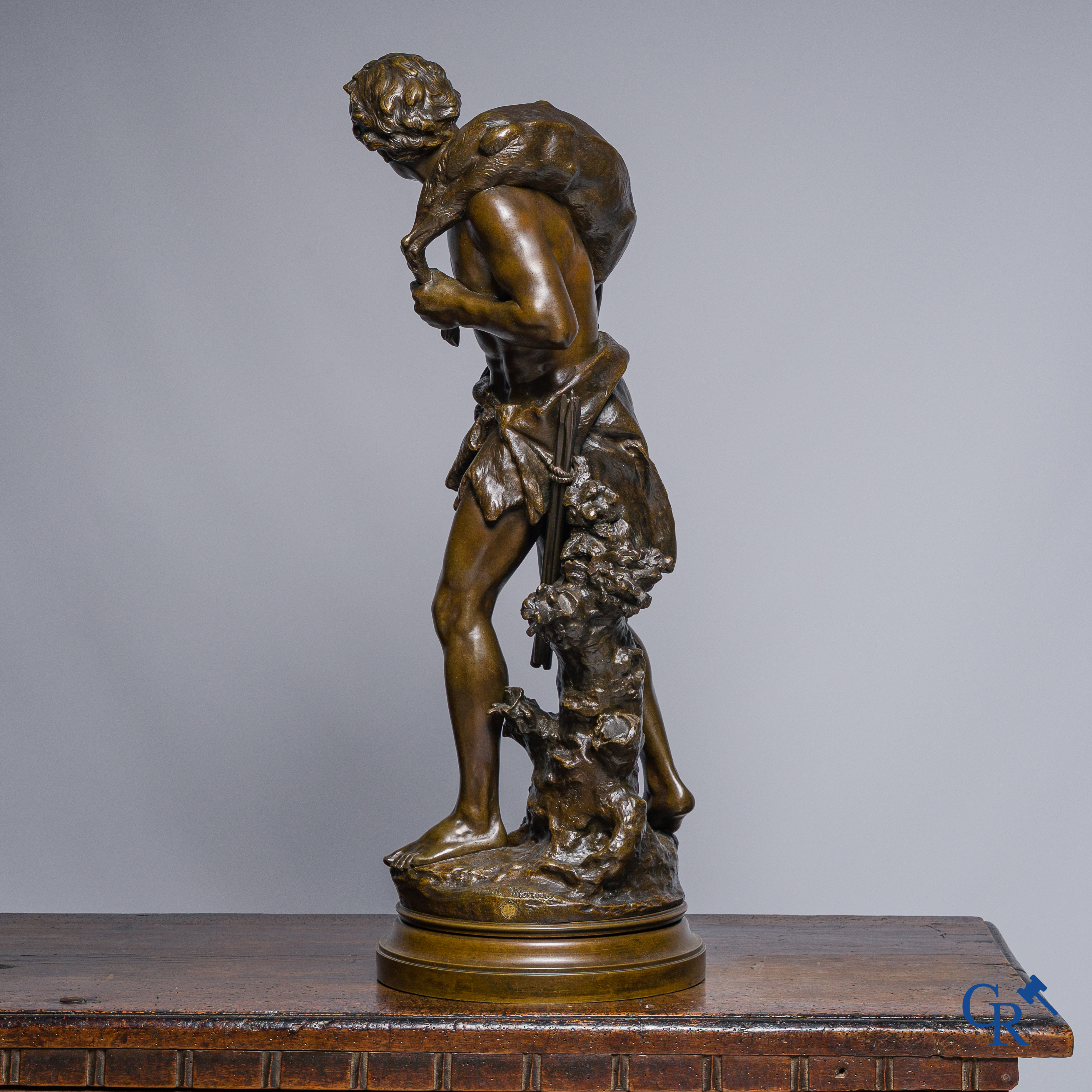 Mathurin Moreau. "Le Chasseur" Bronzen beeld op draaisokkel. Gieterijstempel H.V. Médaille d'Or. Exposition Paris 1900.