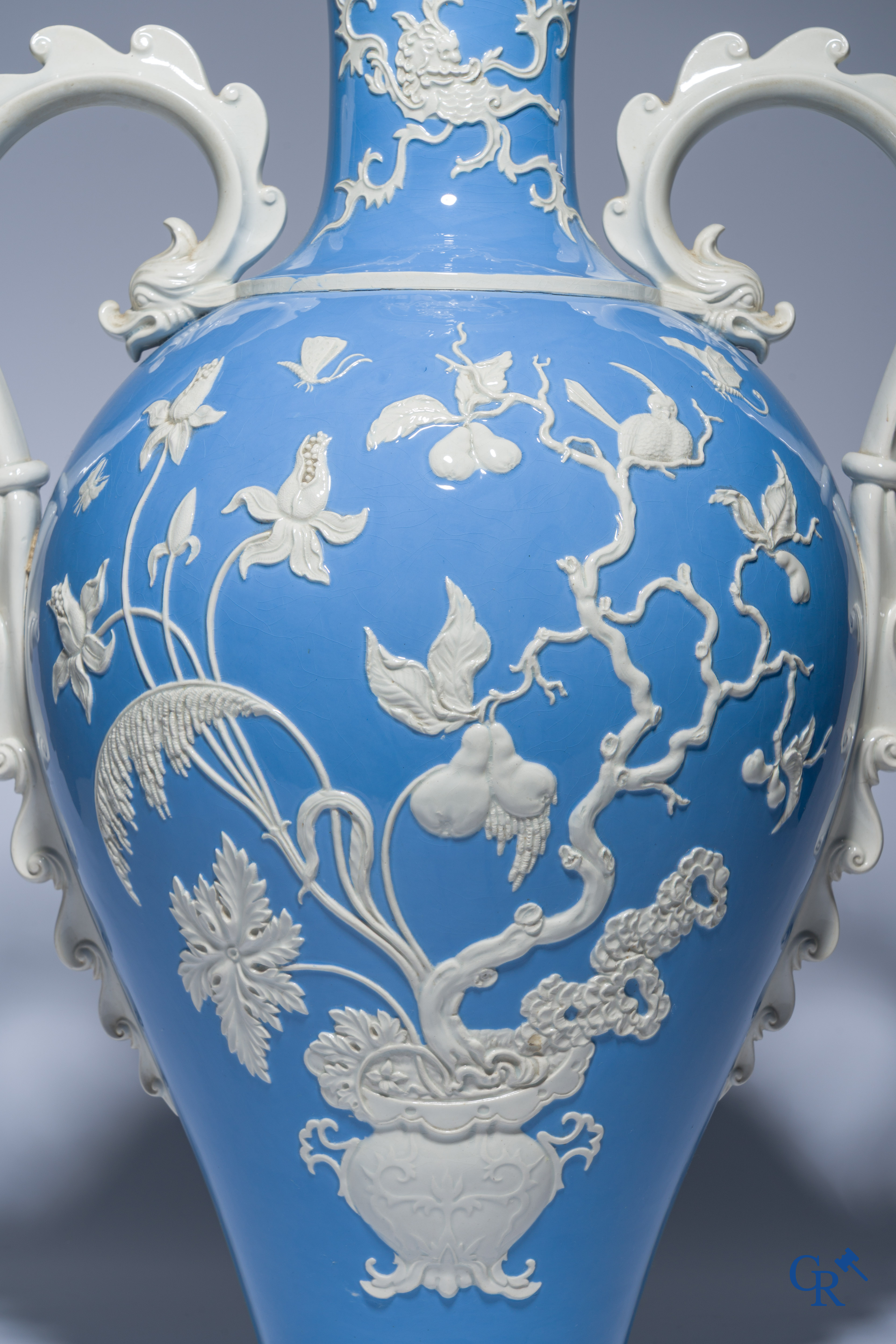 Uitzonderlijke en imposante vaas in faience met een Aziatisch decor. In de stijl van Wedgwood of Mintons. 19de eeuw.