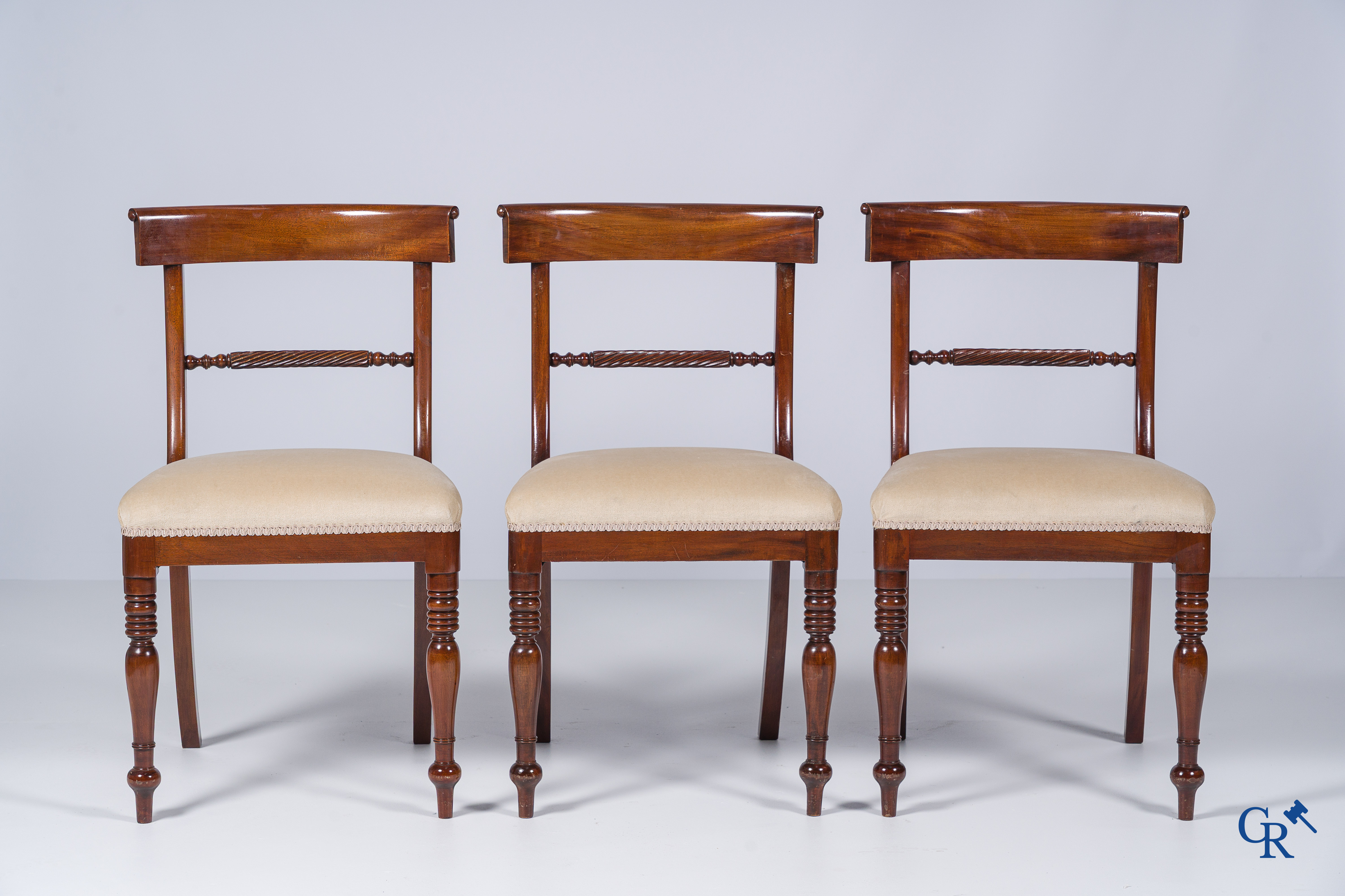 Ensemble van een mahoniehouten tafel met verlengstukken, 2 armstoelen en 6 stoelen in Engelse Regency stijl.