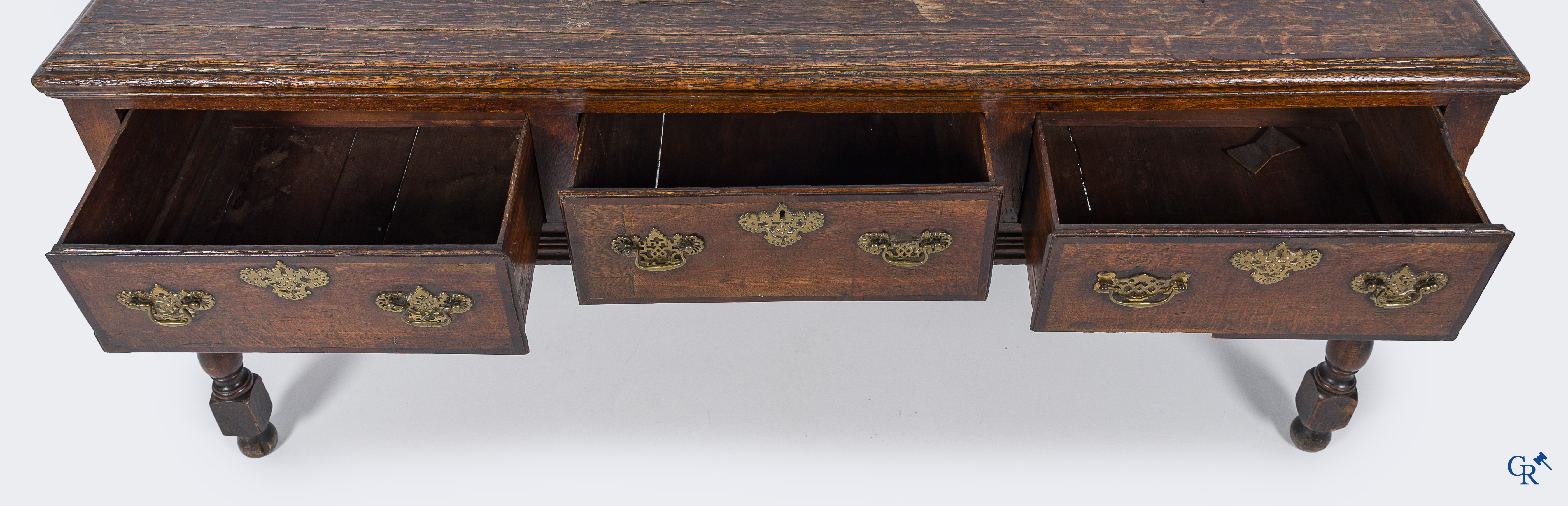 Meubilair. Antieke Engelse eiken dressoir of sideboard met 3 laden. Engeland, circa 1740.