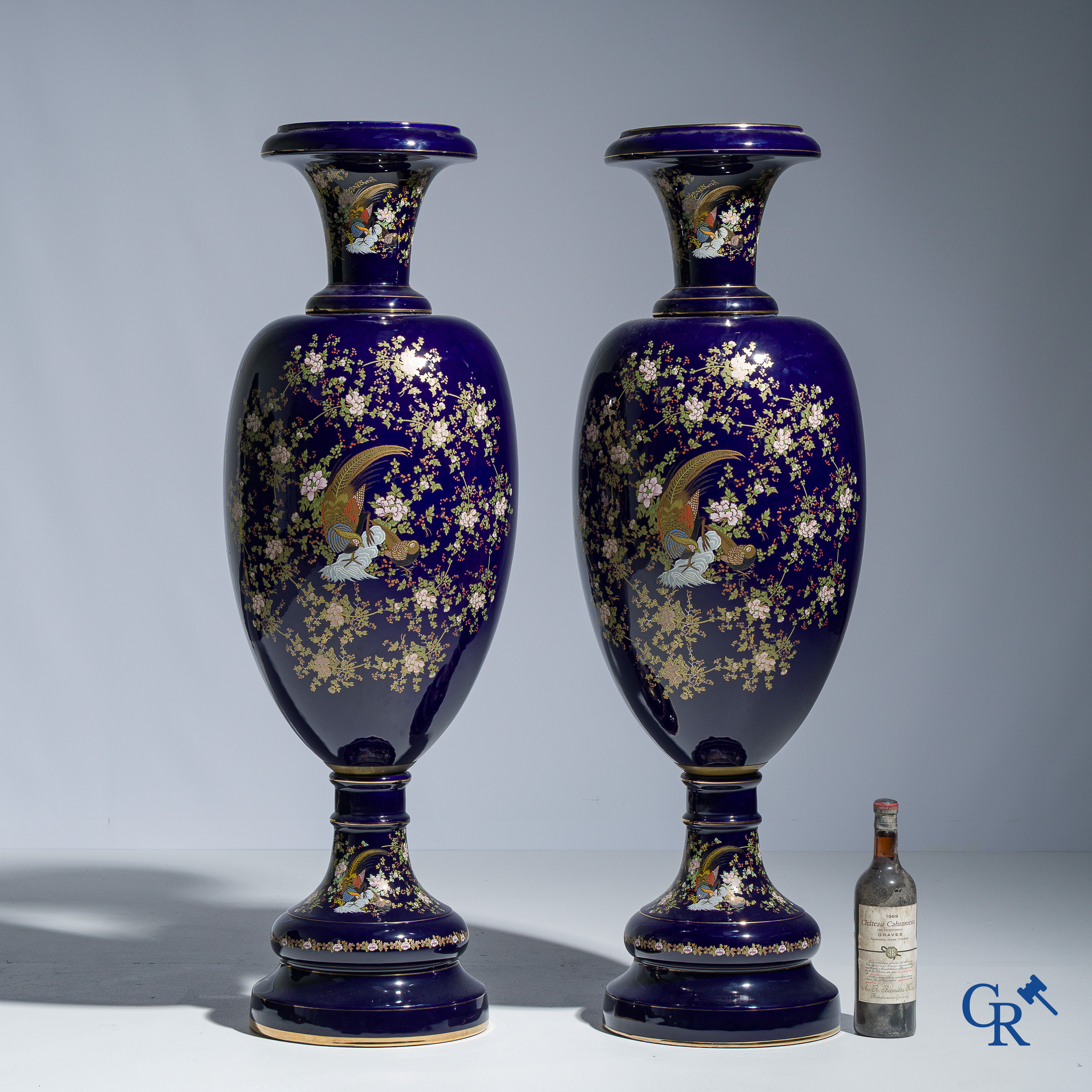 Imposant paar vazen in Kobalt blauw porselein. Decor van goudfazanten en bloemen. Circa 1950.
