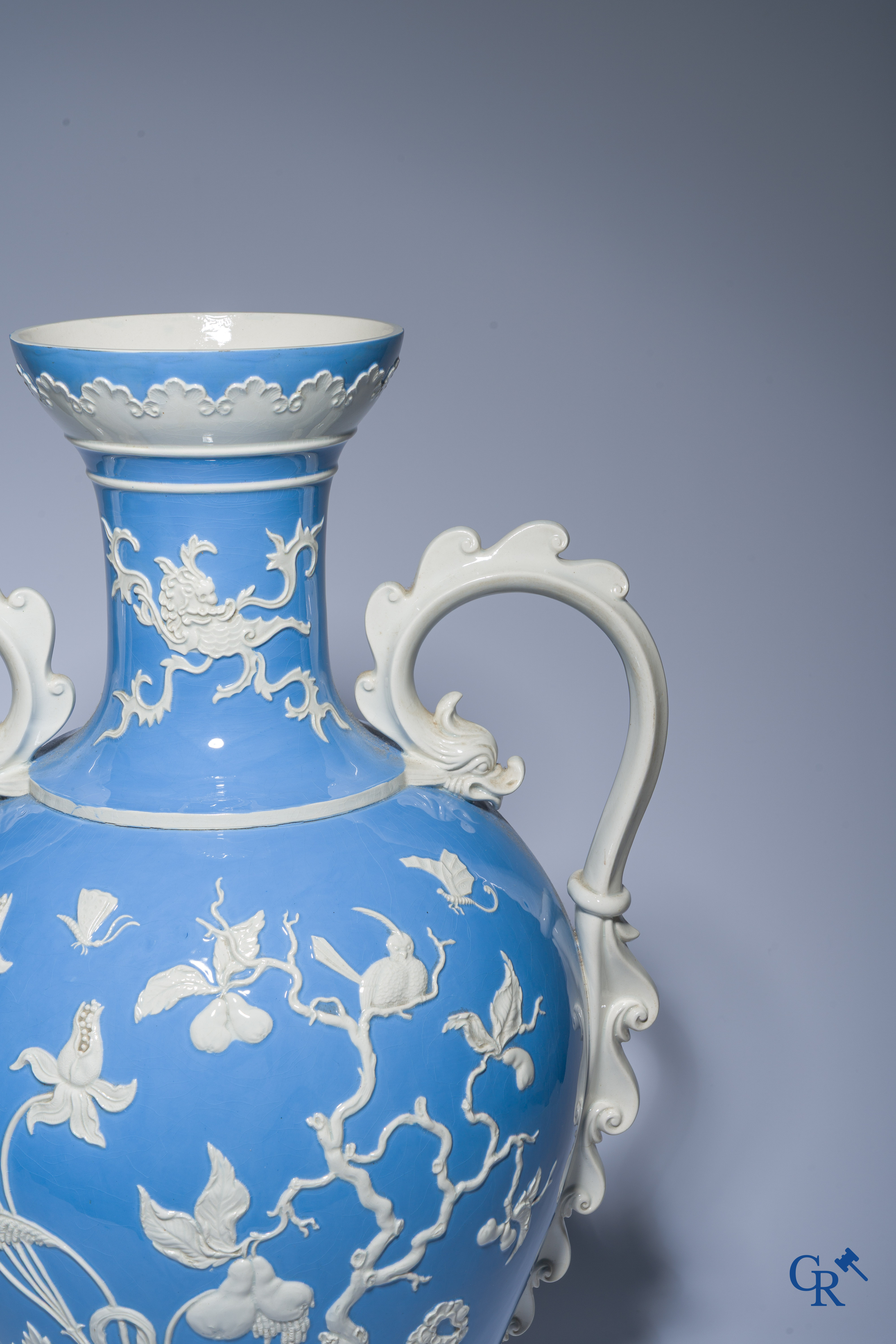 Uitzonderlijke en imposante vaas in faience met een Aziatisch decor. In de stijl van Wedgwood of Mintons. 19de eeuw.