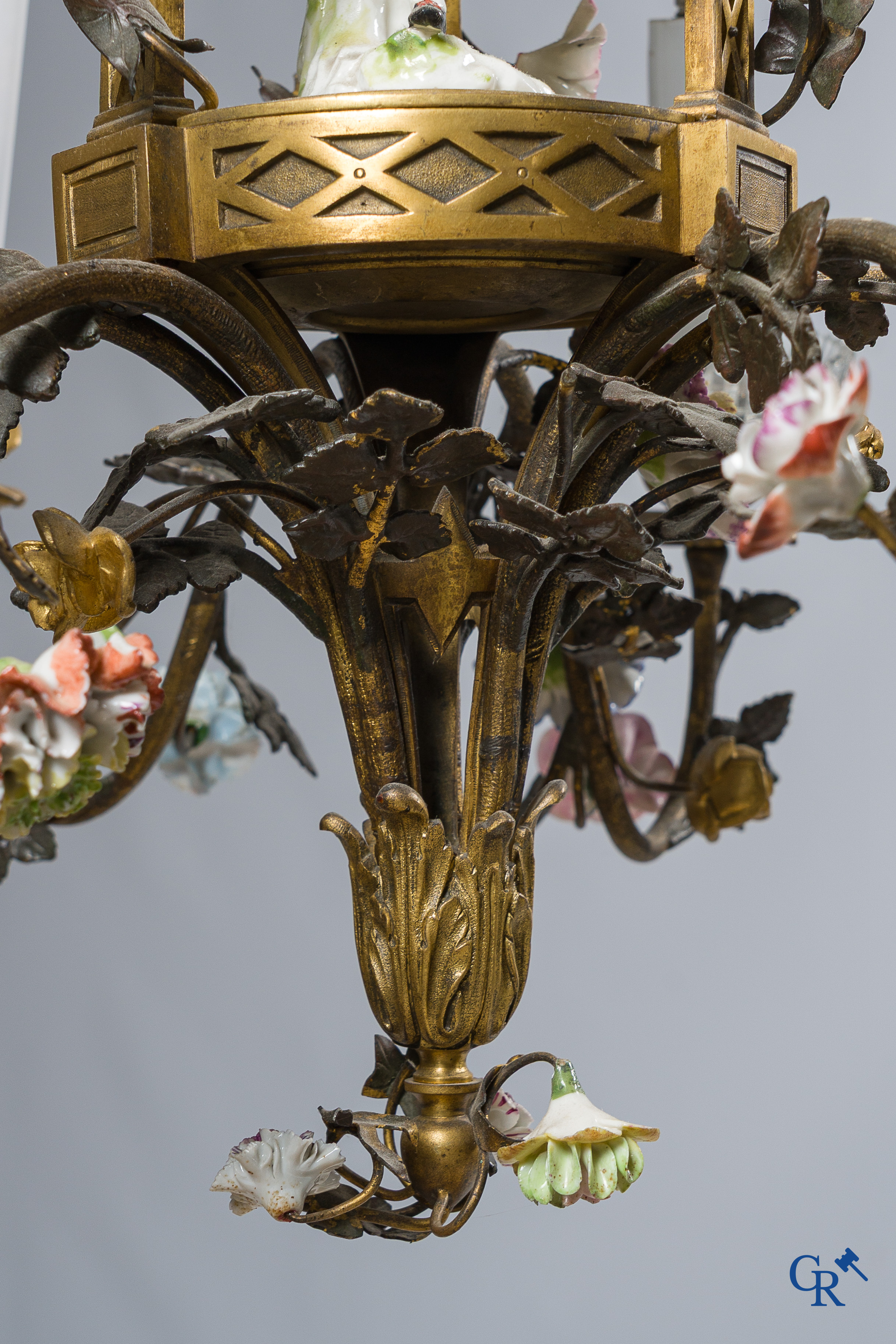 Meissen of Vincennes. "Lustre à cage" in brons met porselein bloemen. LXVI-stijl. Circa 1900.