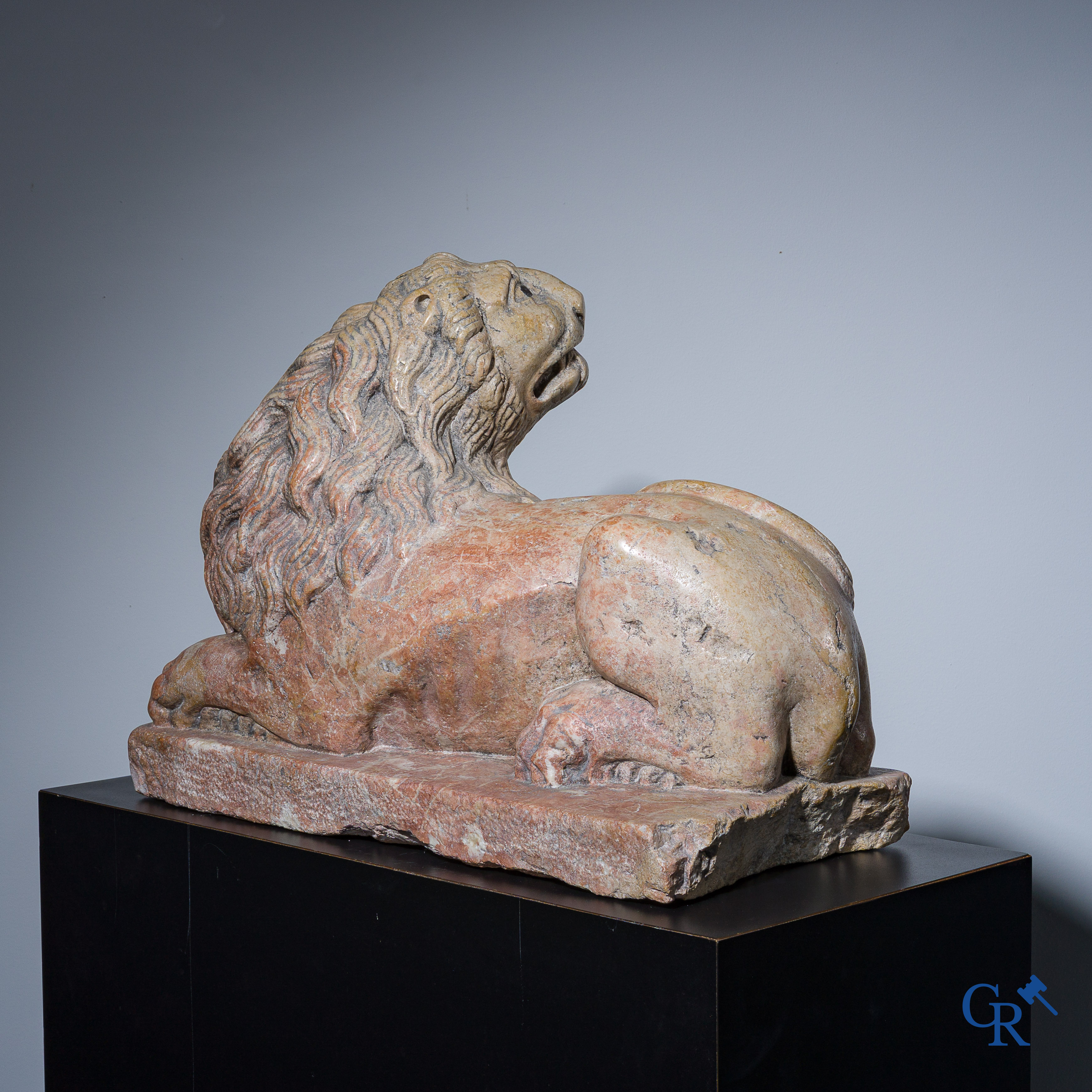 Lion couché taillé en marbre, pupilles en plomb. Italie, vers 1700.