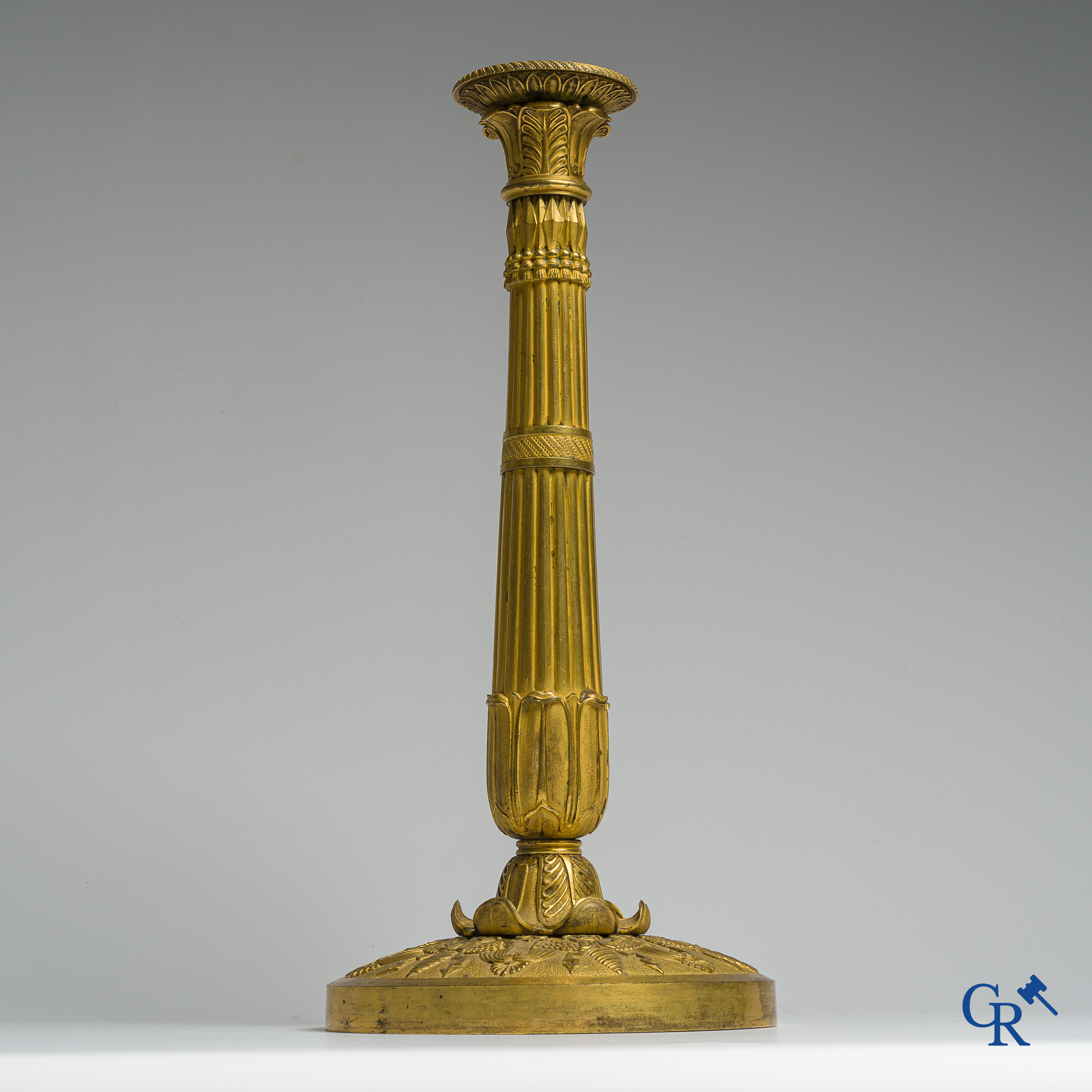 Empire tijdperk. Uitzonderlijke en grote kandelaar in fijn geciseleerd en verguld brons. Frankrijk, circa 1810.