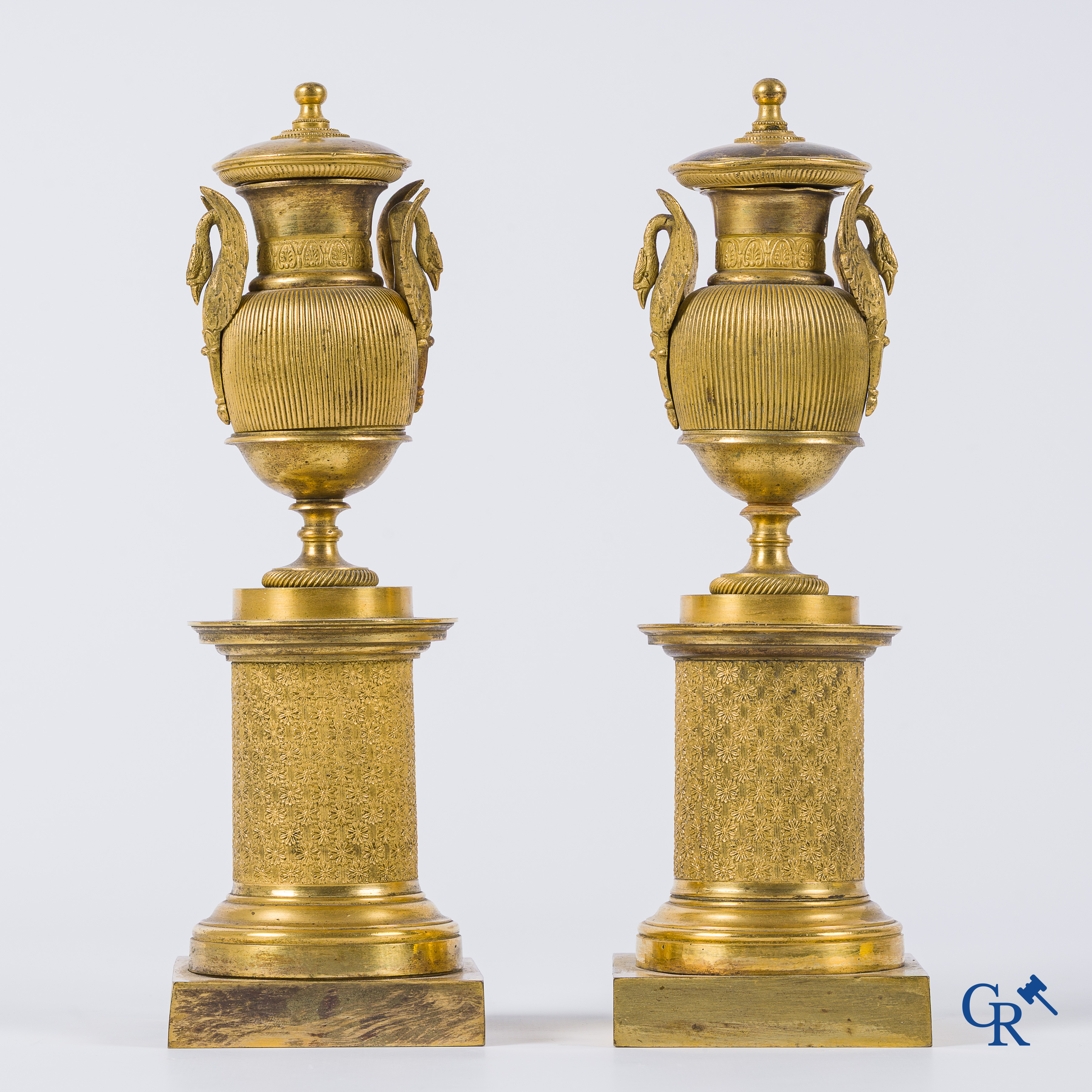 Empire. Paar fijn geciseleerde en vergulde bronzen cassolettes die kandelaars vormen. Empire tijdperk, circa 1810.