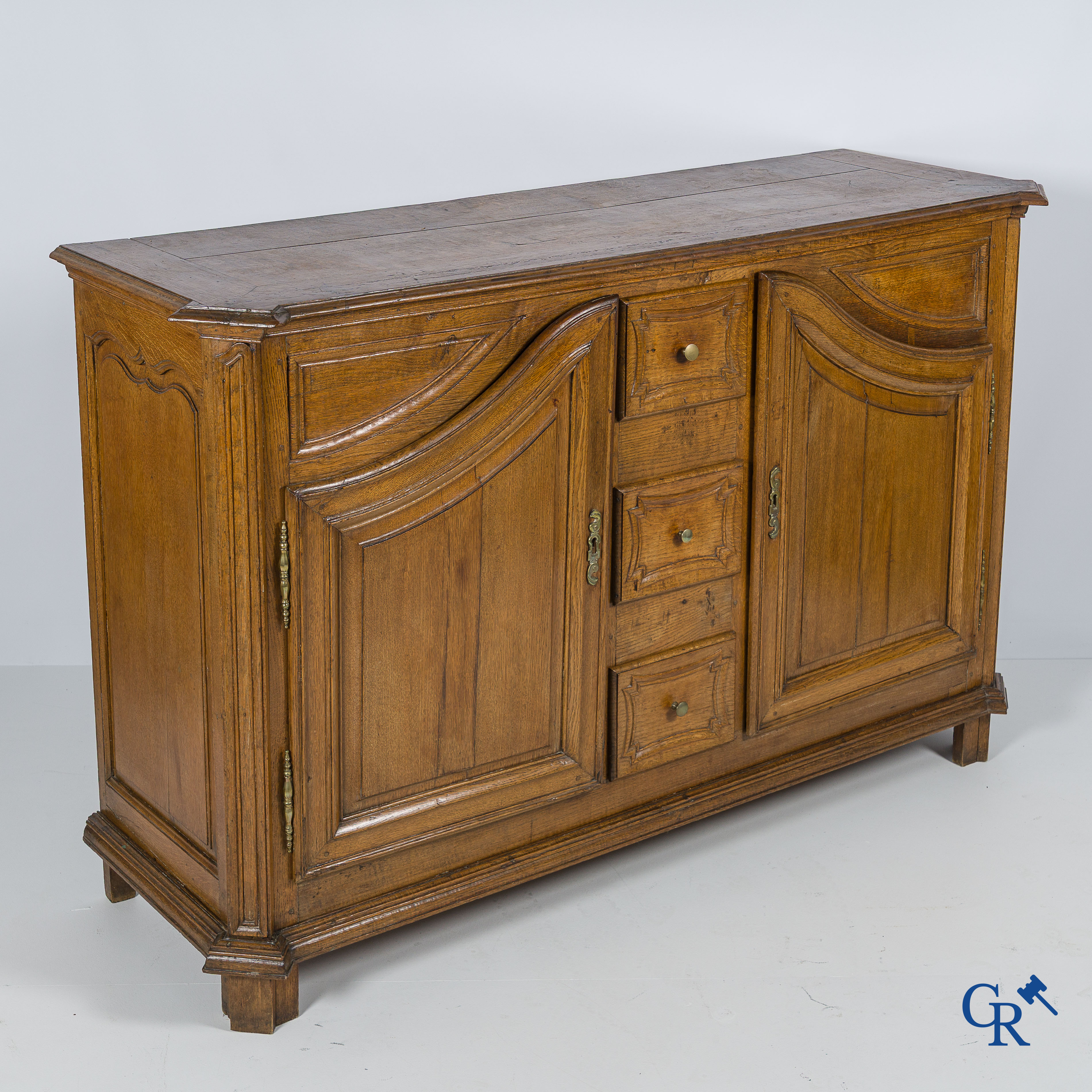 Meubilair. Mooie eikenhouten franse dressoir met gewelfde deuren. Eind 18e eeuw.