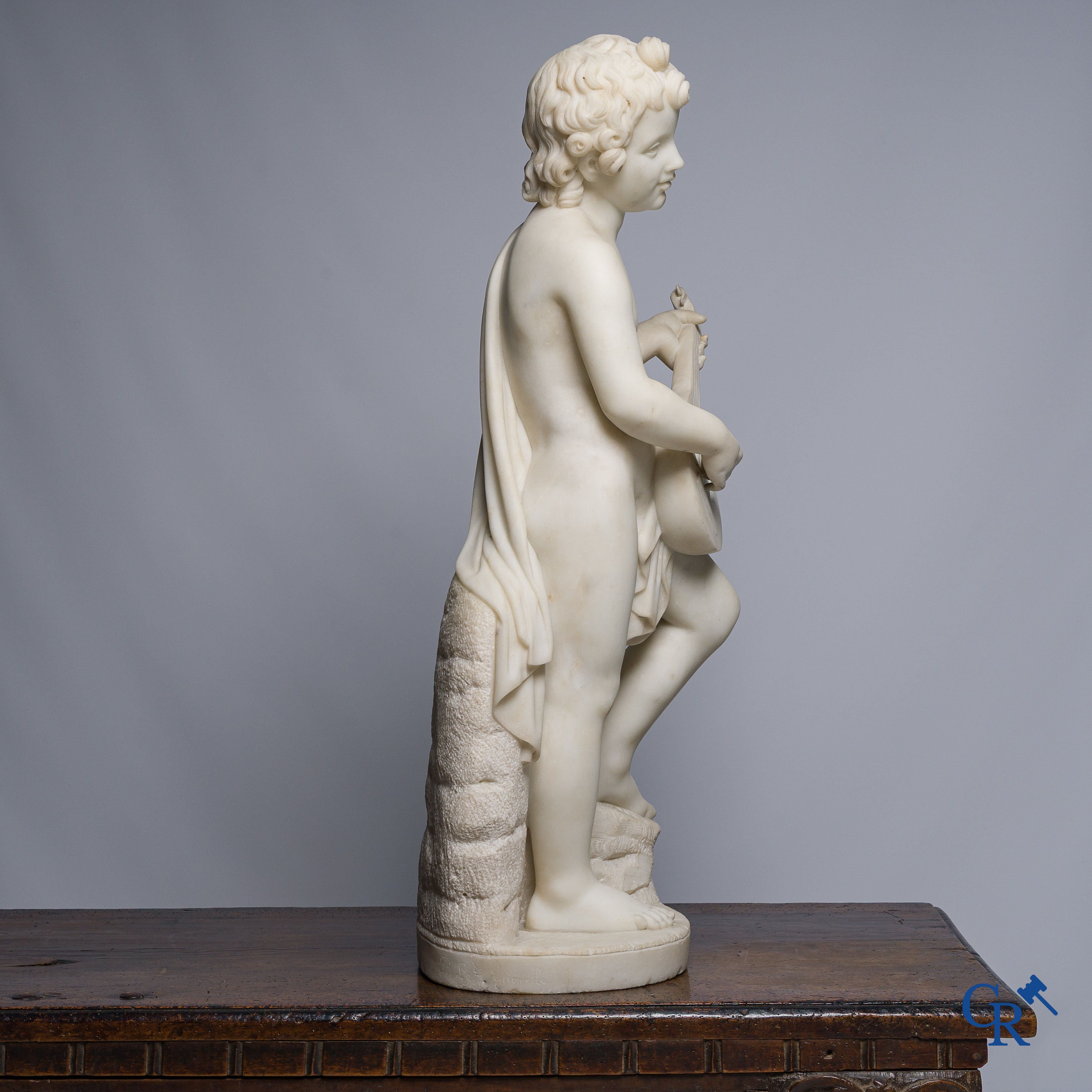Leopoldo Giromella (Carrara, 1815-1870) Voorstelling van een mandolinespeler in gebeeldhouwd marmer. Circa 1860.