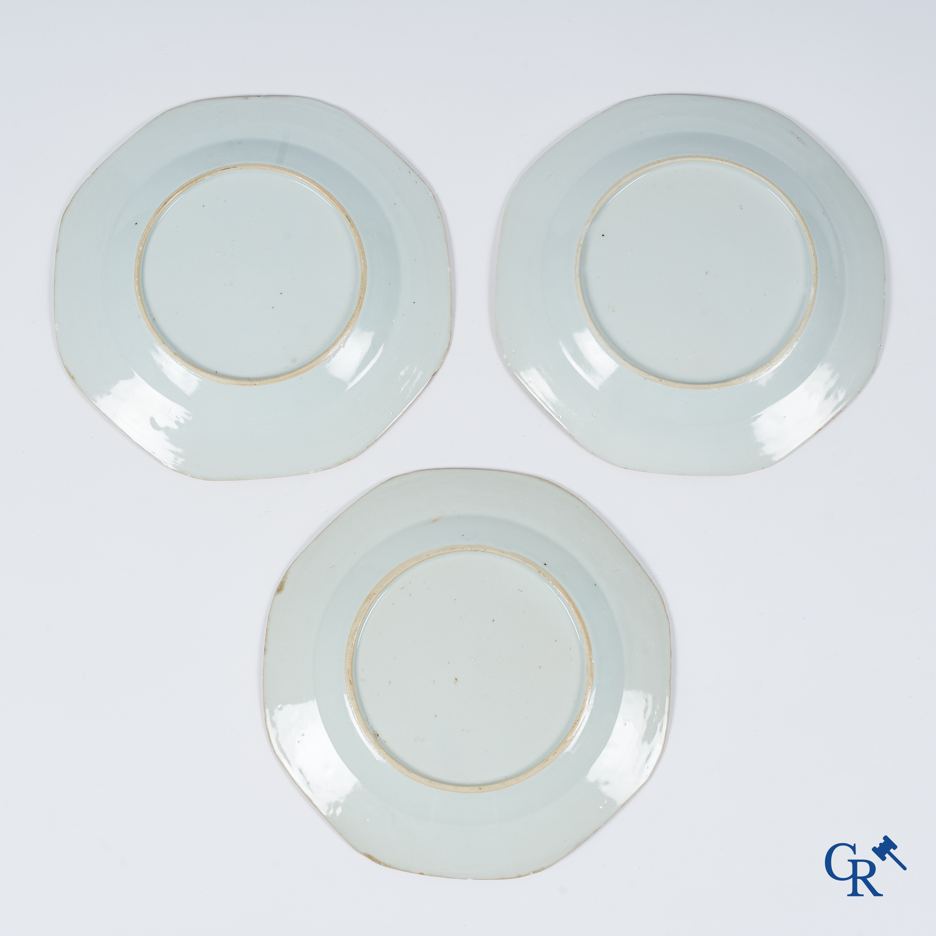 Aziatica. Chinees porselein. 6 octagonale Chinese export porselein borden met mandarijn decor. Qianlong periode.
