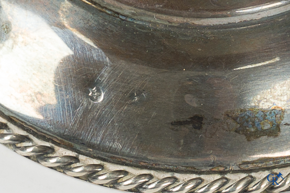 Zilver. Een schenkkan in zilver. Zilvermerken.