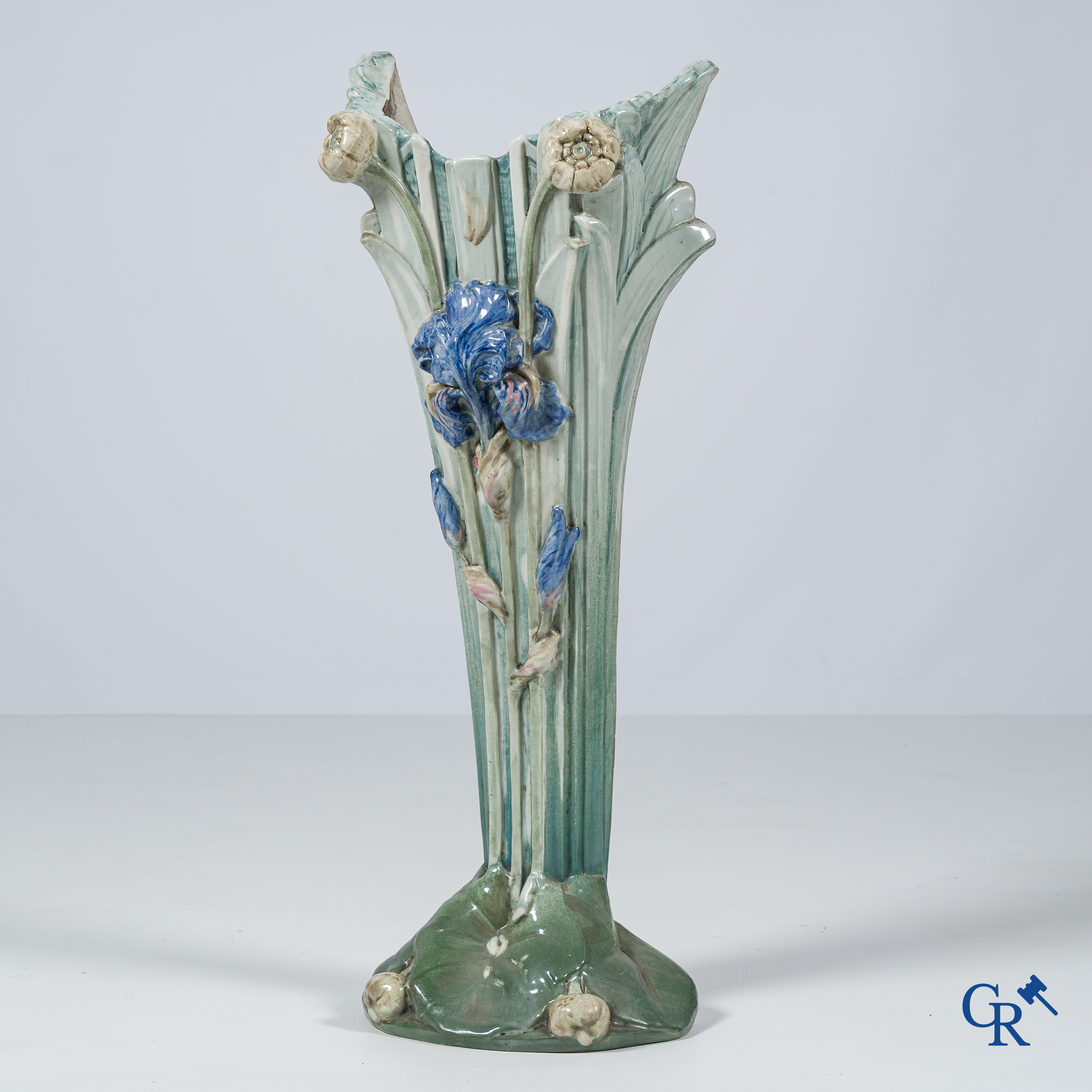 Art Nouveau. Grote parapluhouder of hoekstand in meerkleurig gedecoreerde faience of barbotine. Circa 1900.