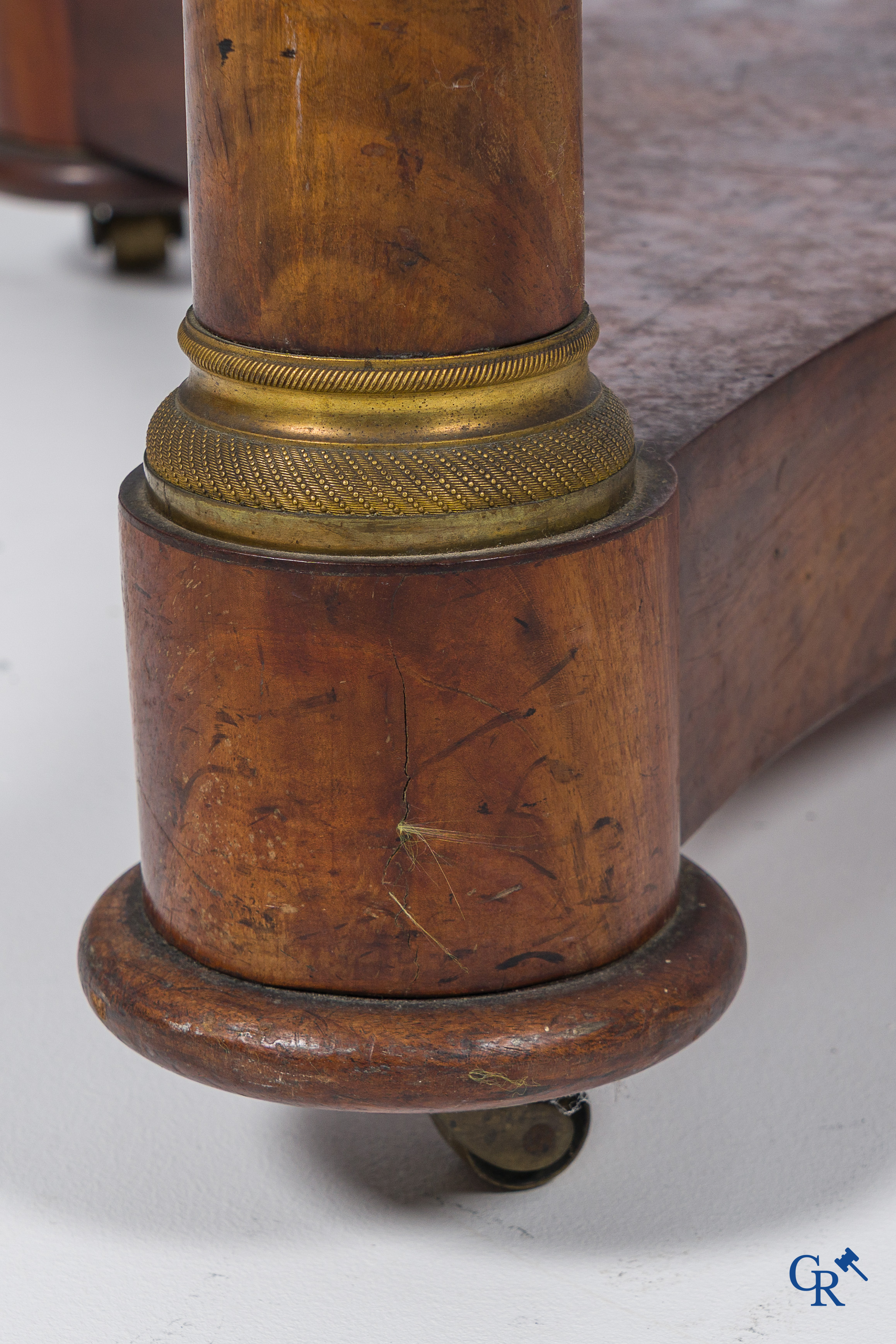 Empire. Grote guéridon in mahoniehout fineer met fijn geciseleerde en vergulde bronzen. Frankrijk, circa 1810.
