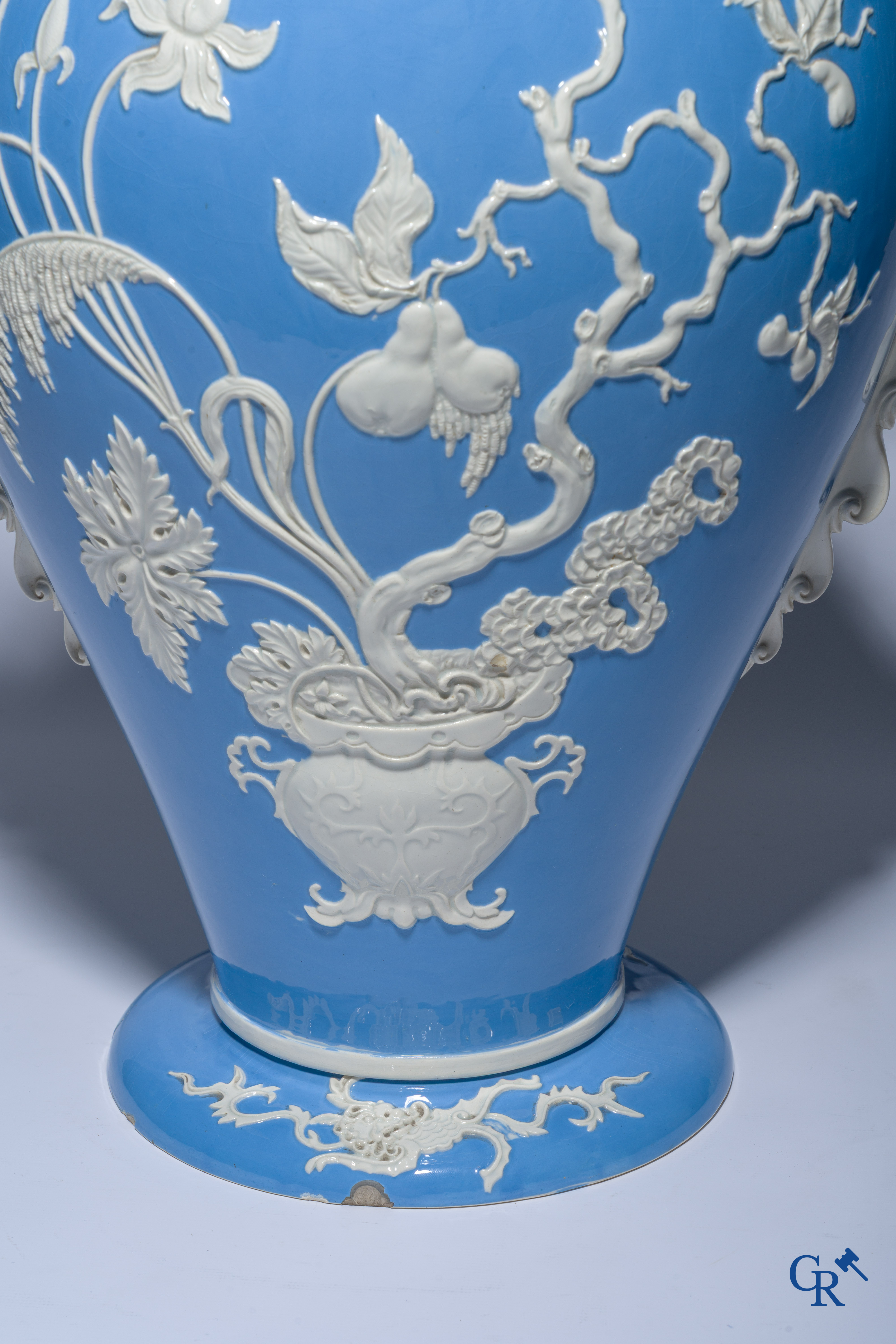 Uitzonderlijke en imposante vaas in faience met een Aziatisch decor. In de stijl van Wedgwood of Mintons. 19de eeuw.