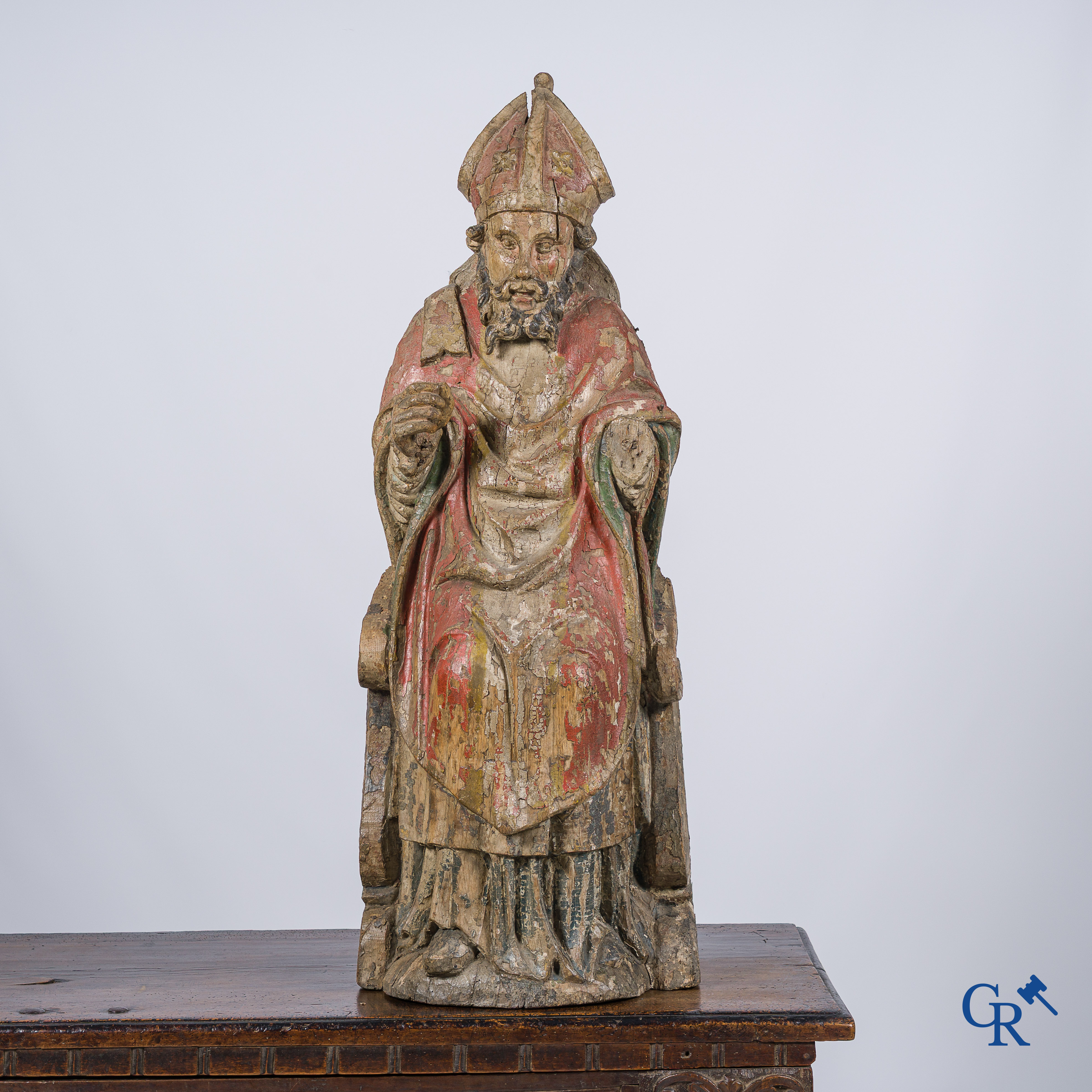 Grote voorstelling van een bisschop in cathedra. Gesculpteerd en gepolychromeerd lindenhout. 17e eeuw.