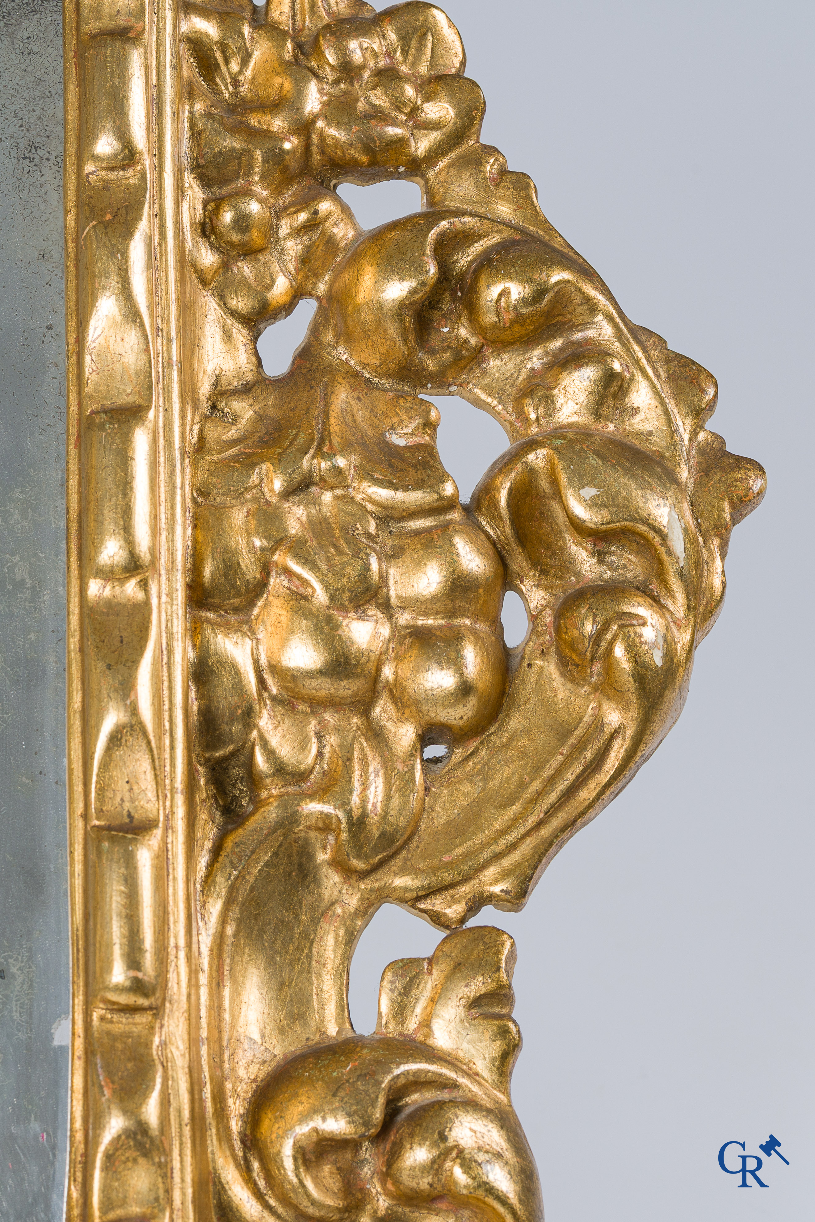 Hout gesculpteerde en vergulde spiegel. Italië, Venetiaans of Florentijns werk. 19e eeuw.
