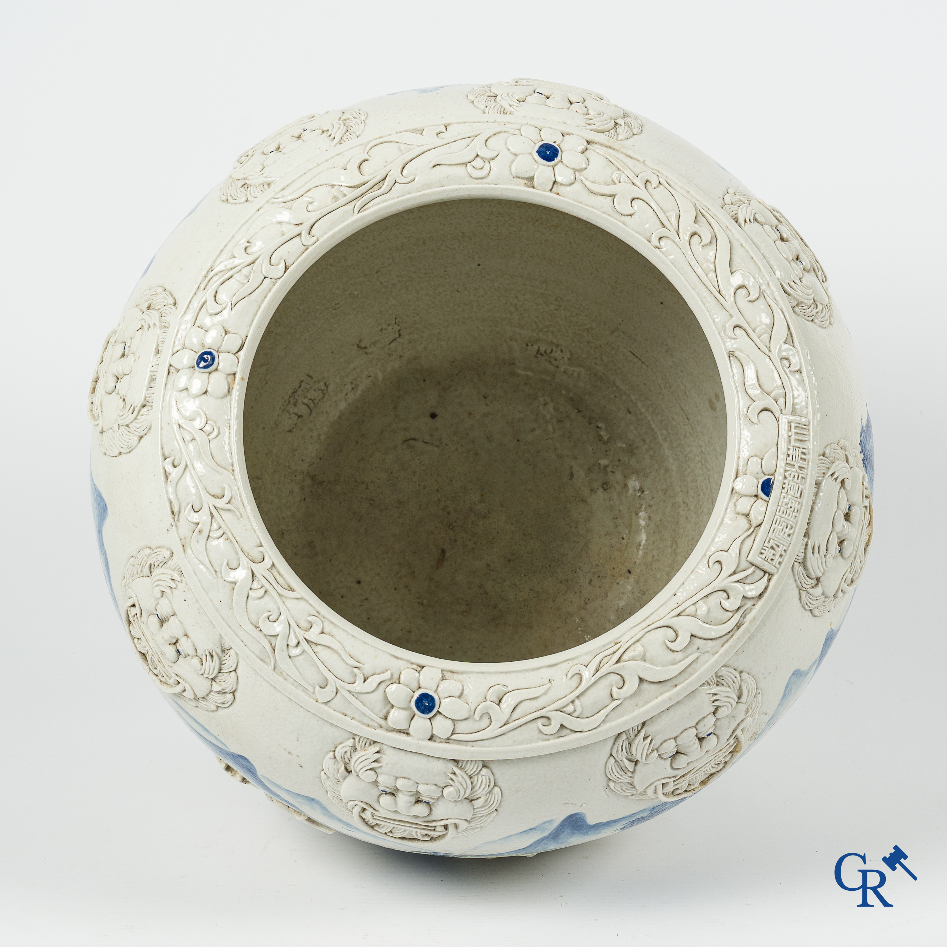 Aziatica. Oosters porselein. Grote cache pot, reliëfdecor op een blauw-wit landschap achtergrond. 19e eeuw.