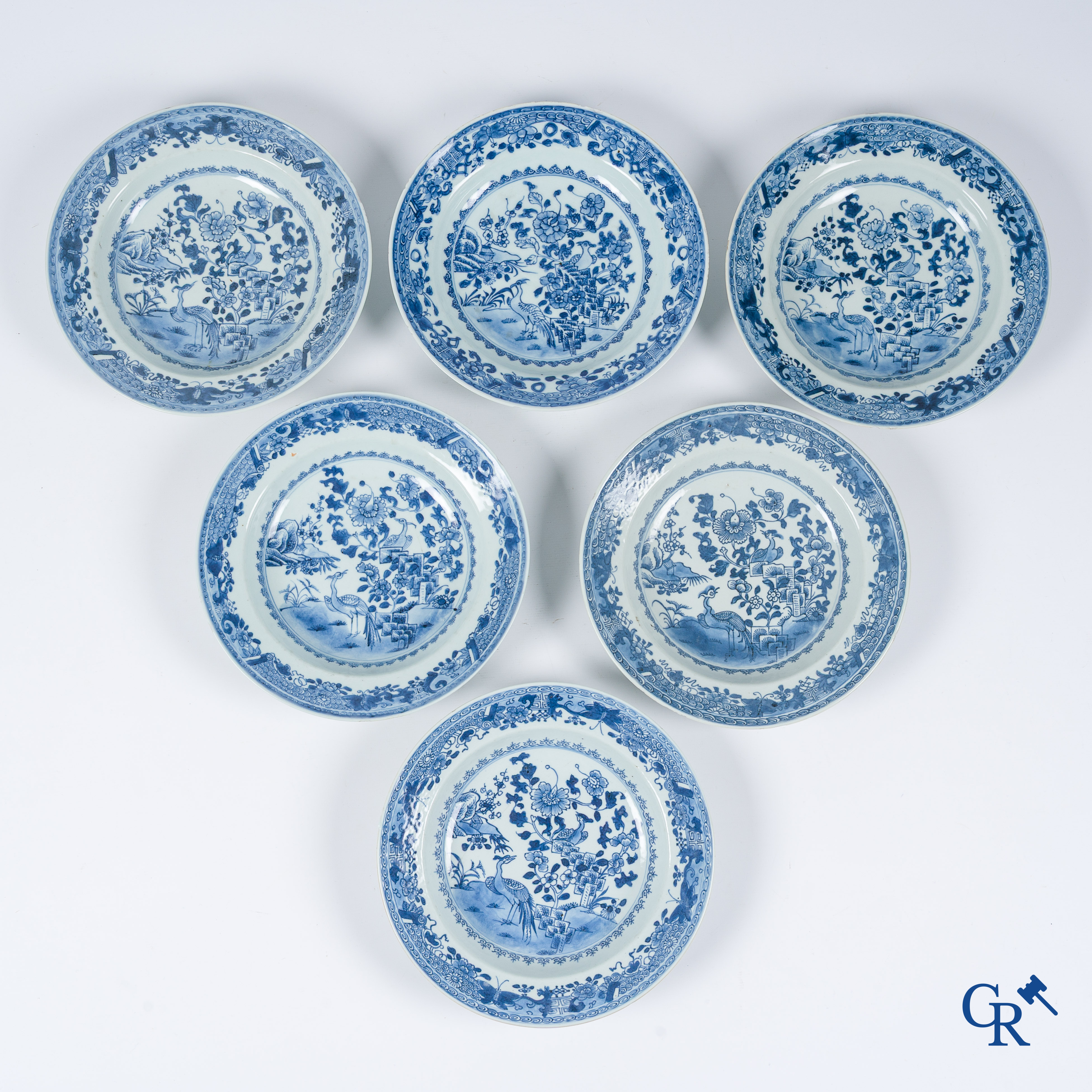 Aziatica. Chinees porselein. Reeks van 6 antieke diepe blauw wit borden. Qianlong periode.