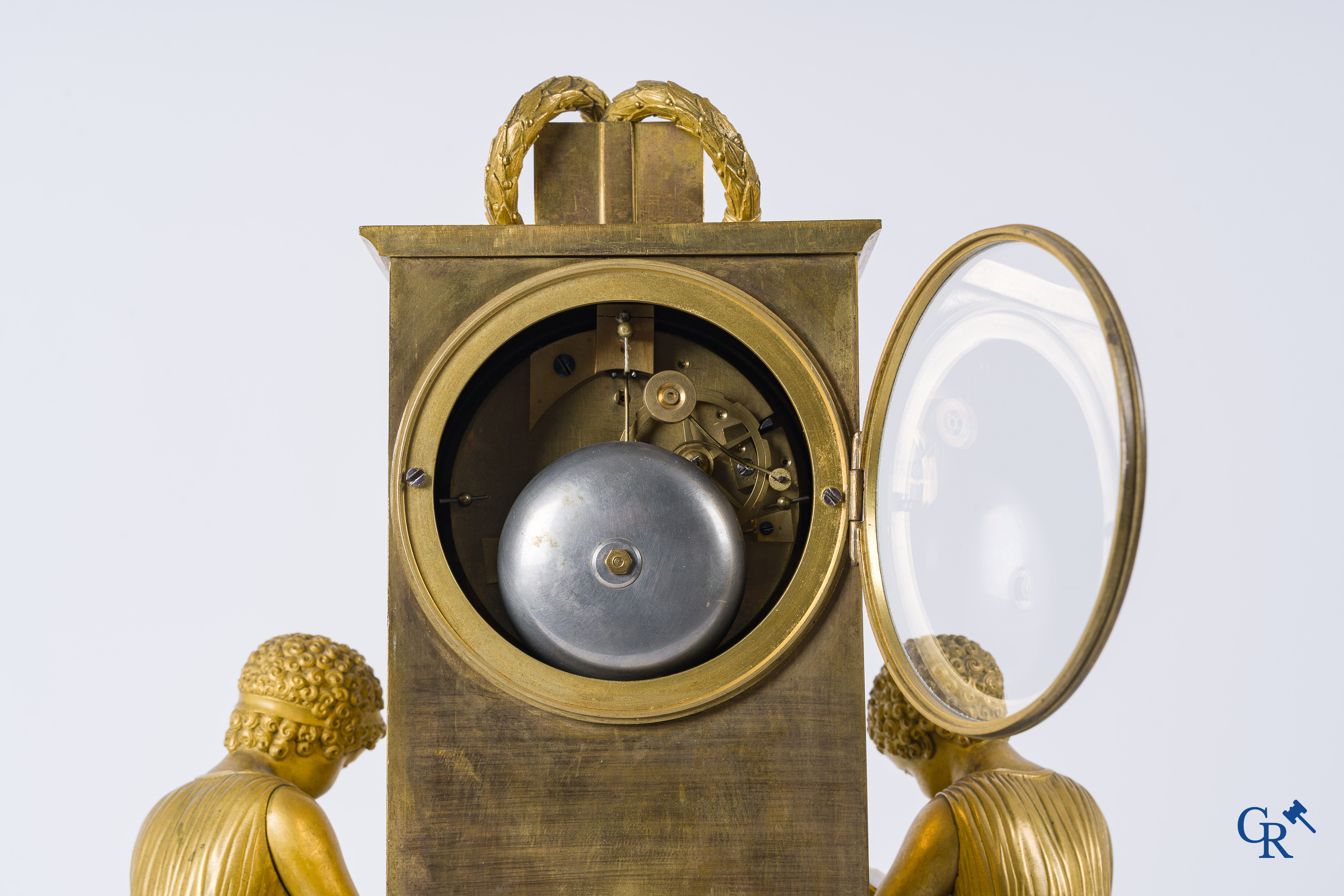 Pendule in fijn geciseleerd en verguld brons. "La lecture" Frankrijk, Restauratie periode, 1ste kwart 19e eeuw.