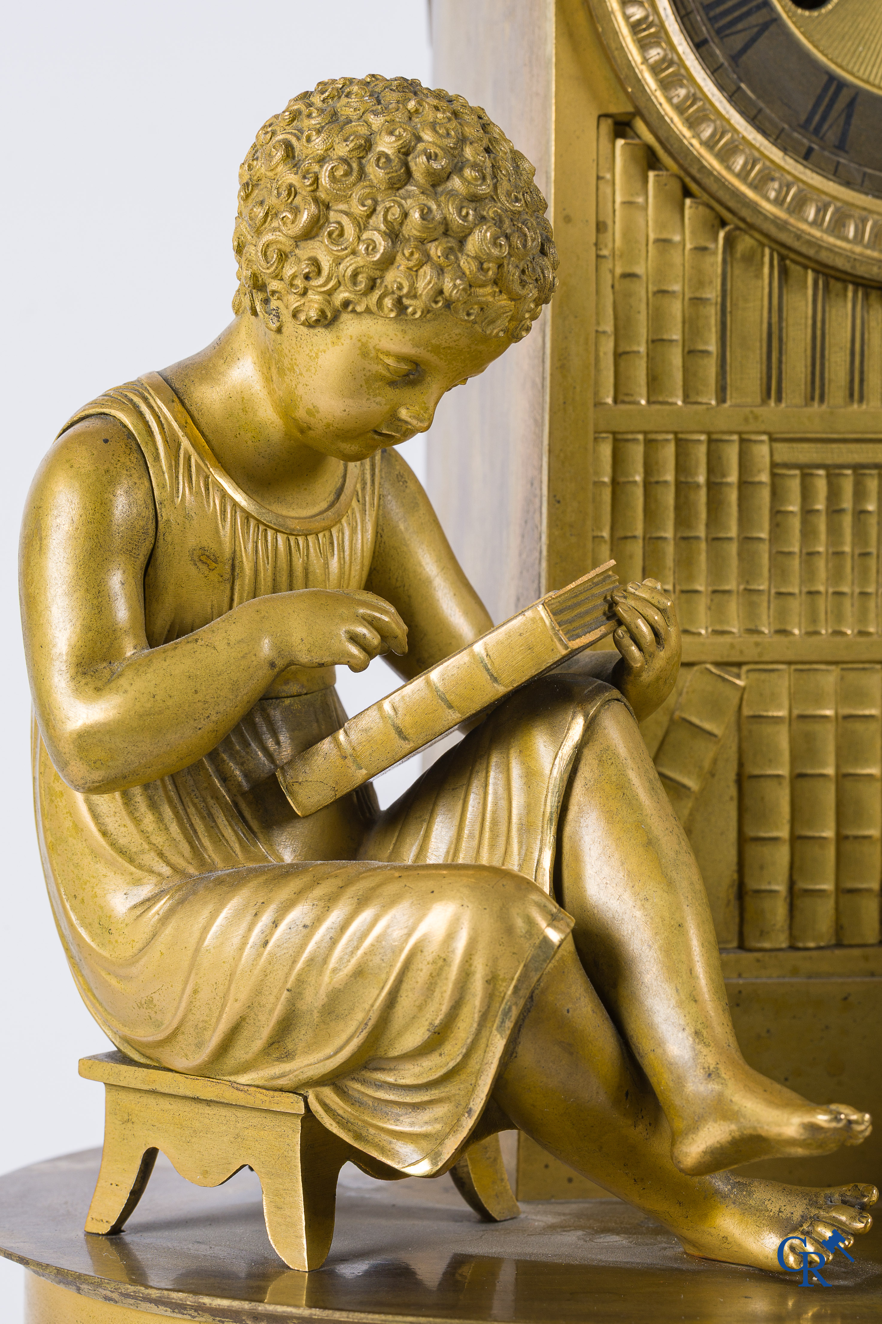 Pendule in fijn geciseleerd en verguld brons. "La lecture" Frankrijk, Restauratie periode, 1ste kwart 19e eeuw.