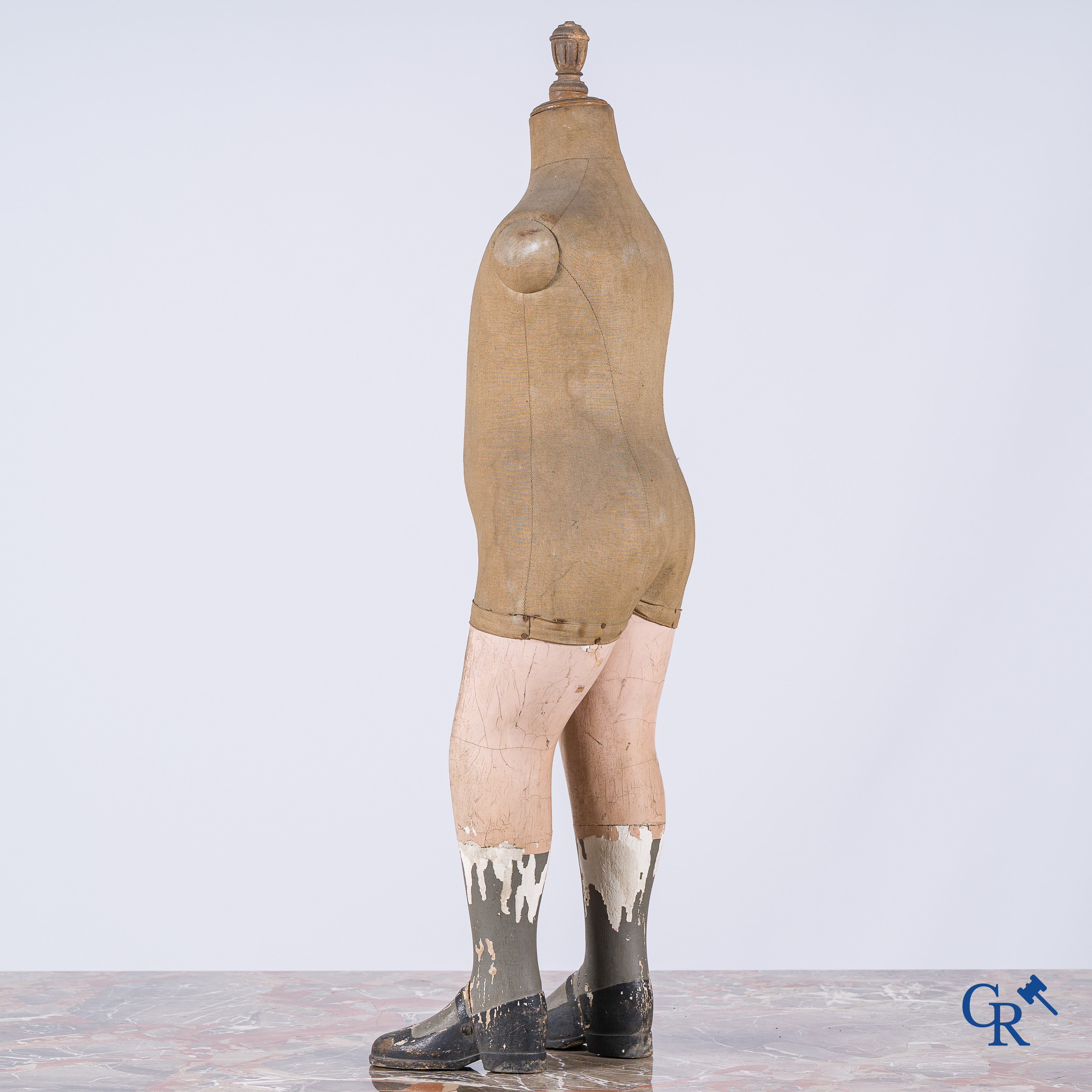 Stockman Paris. Antieke kinderetalagepop met stoffen bovenlichaam en houten benen. Circa 1900.