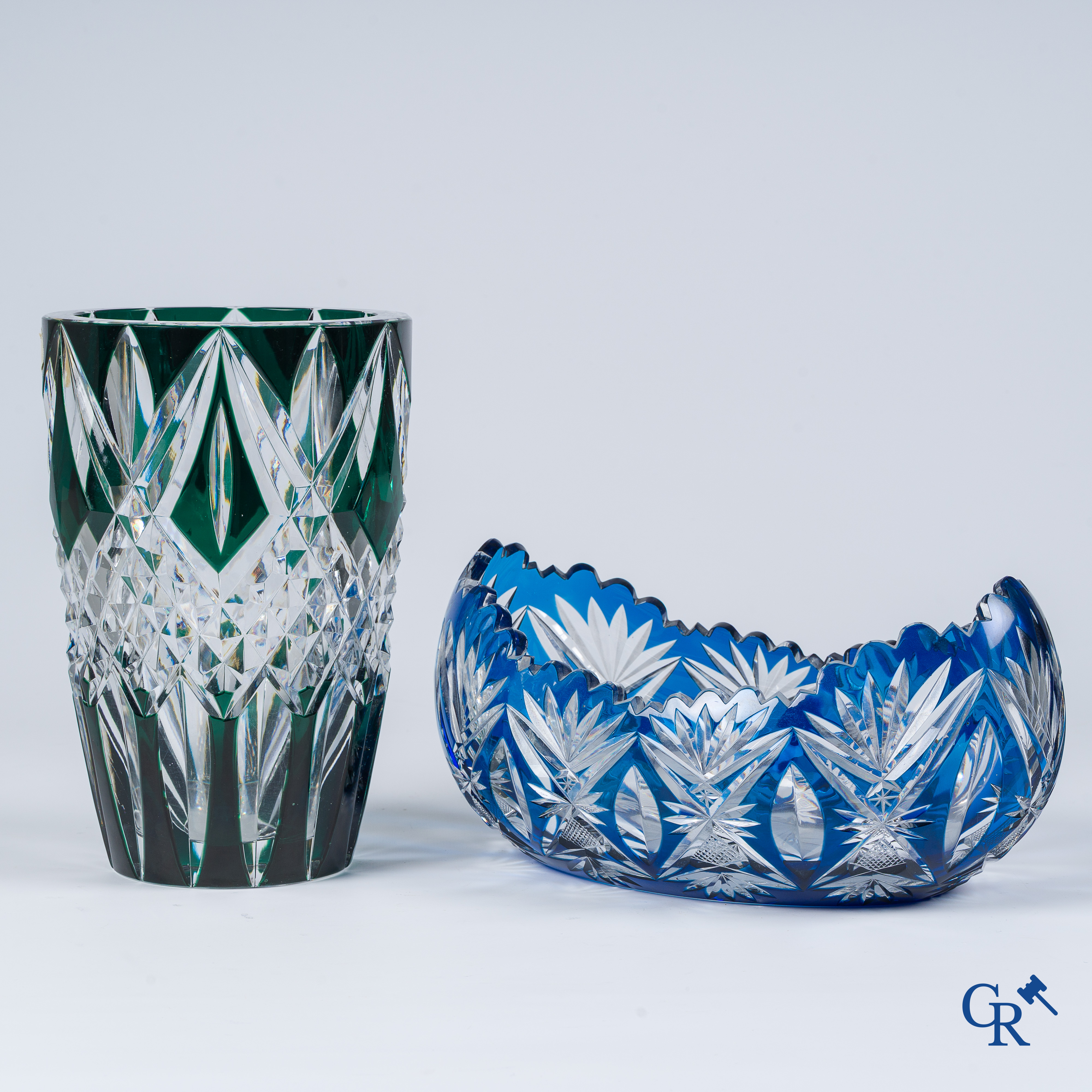 Val Saint Lambert. Blauw en helder kristal "Walnut Bowl" en een groen en helder kristal vaas.