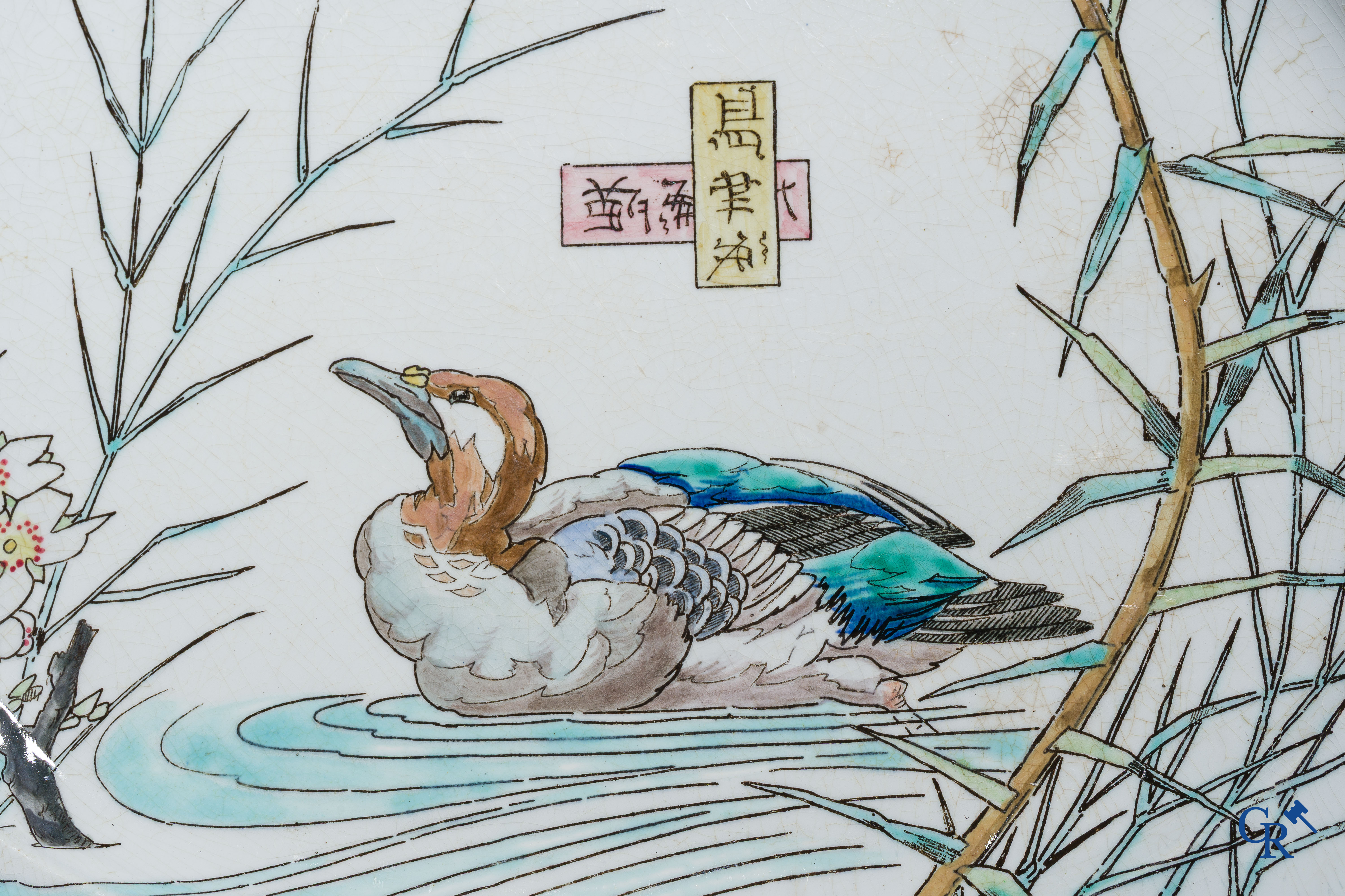 Jules Vieillard & Cie. Bordeaux. Grote schotel in faience met Japoniserend decor. Gemerkt.