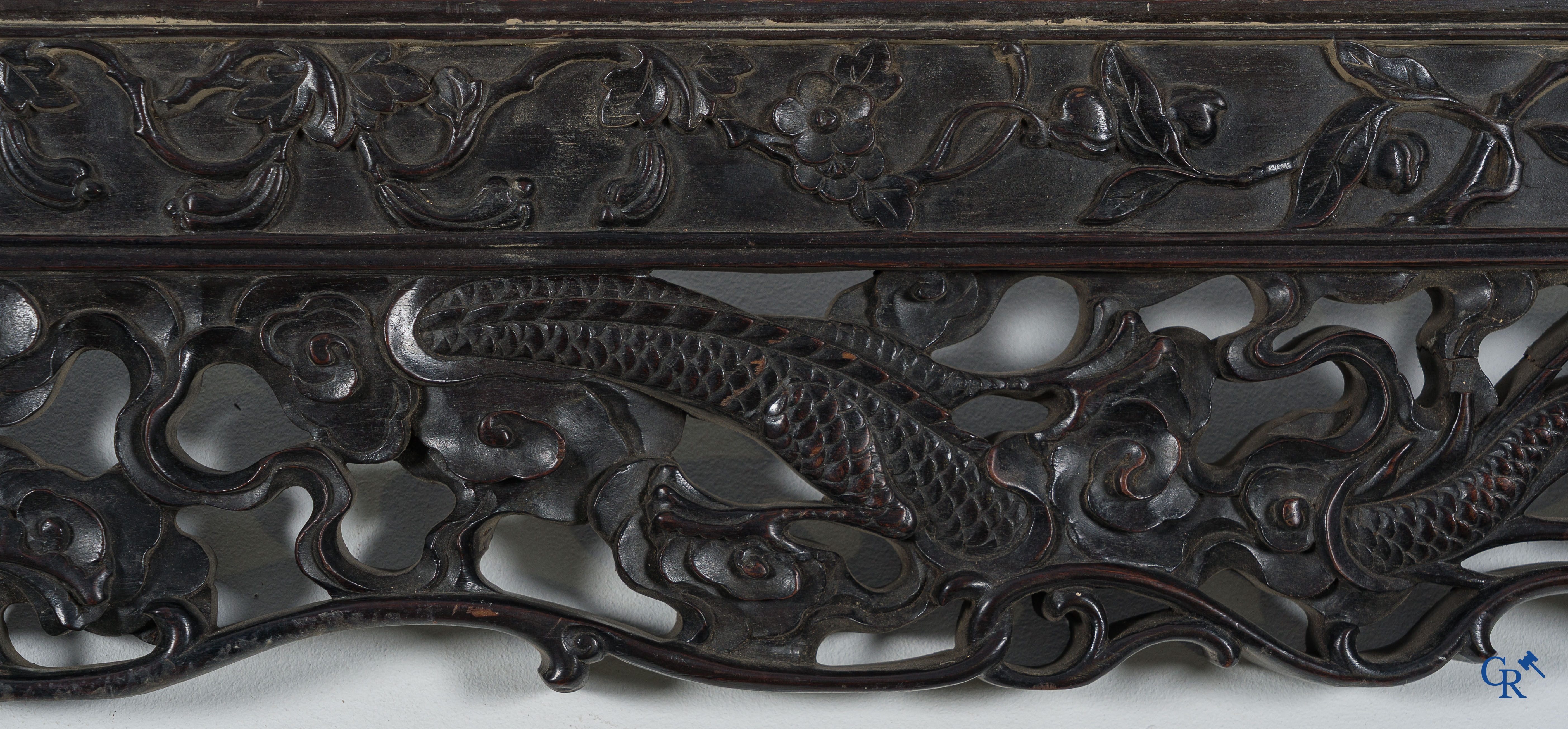 Aziatica. China. Imposante gesculpteerde Hongmu draken tafel. Qing Dynastie.