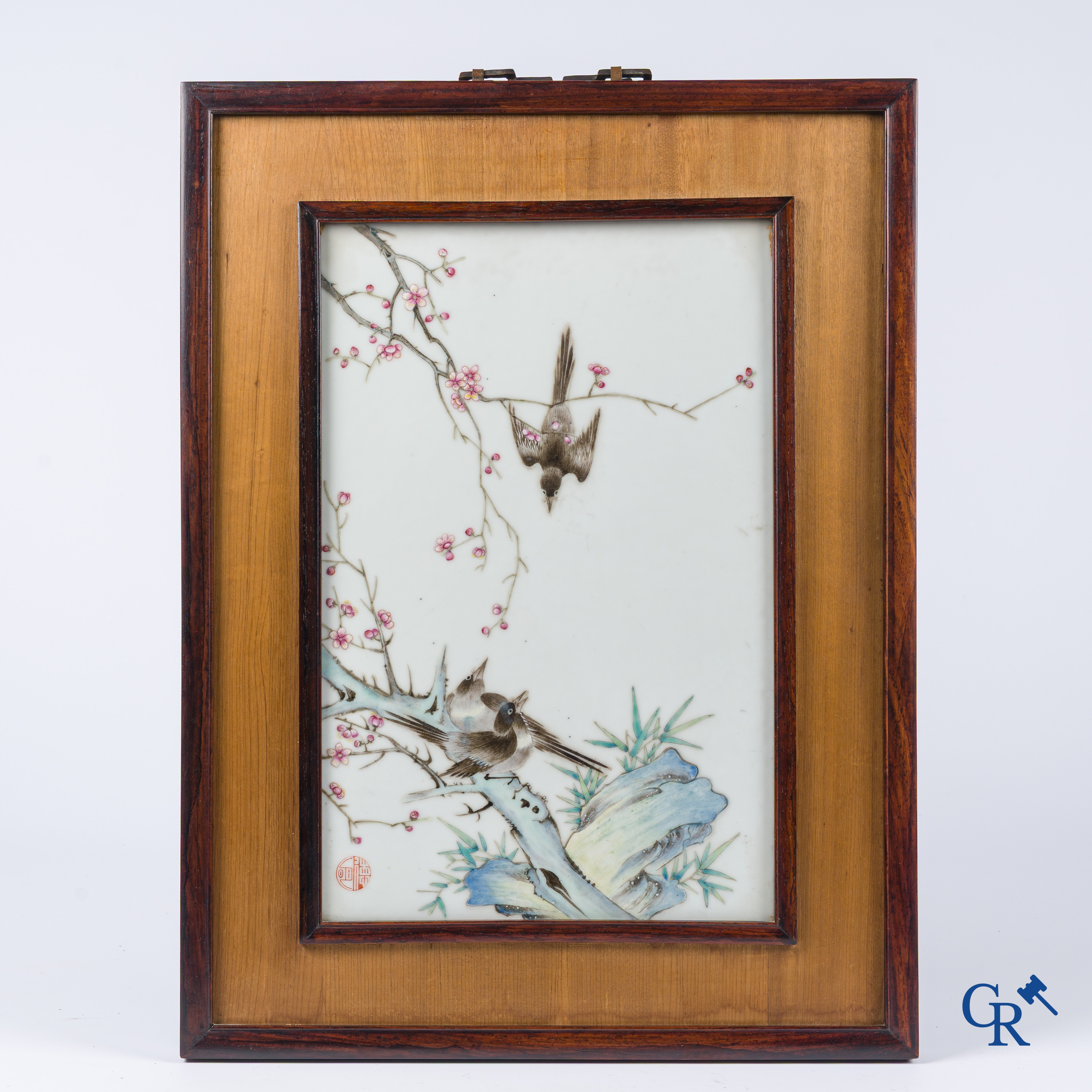 Aziatica, een grote Chinese porselein plakket met vogels en bloementakken. Gemerkt.