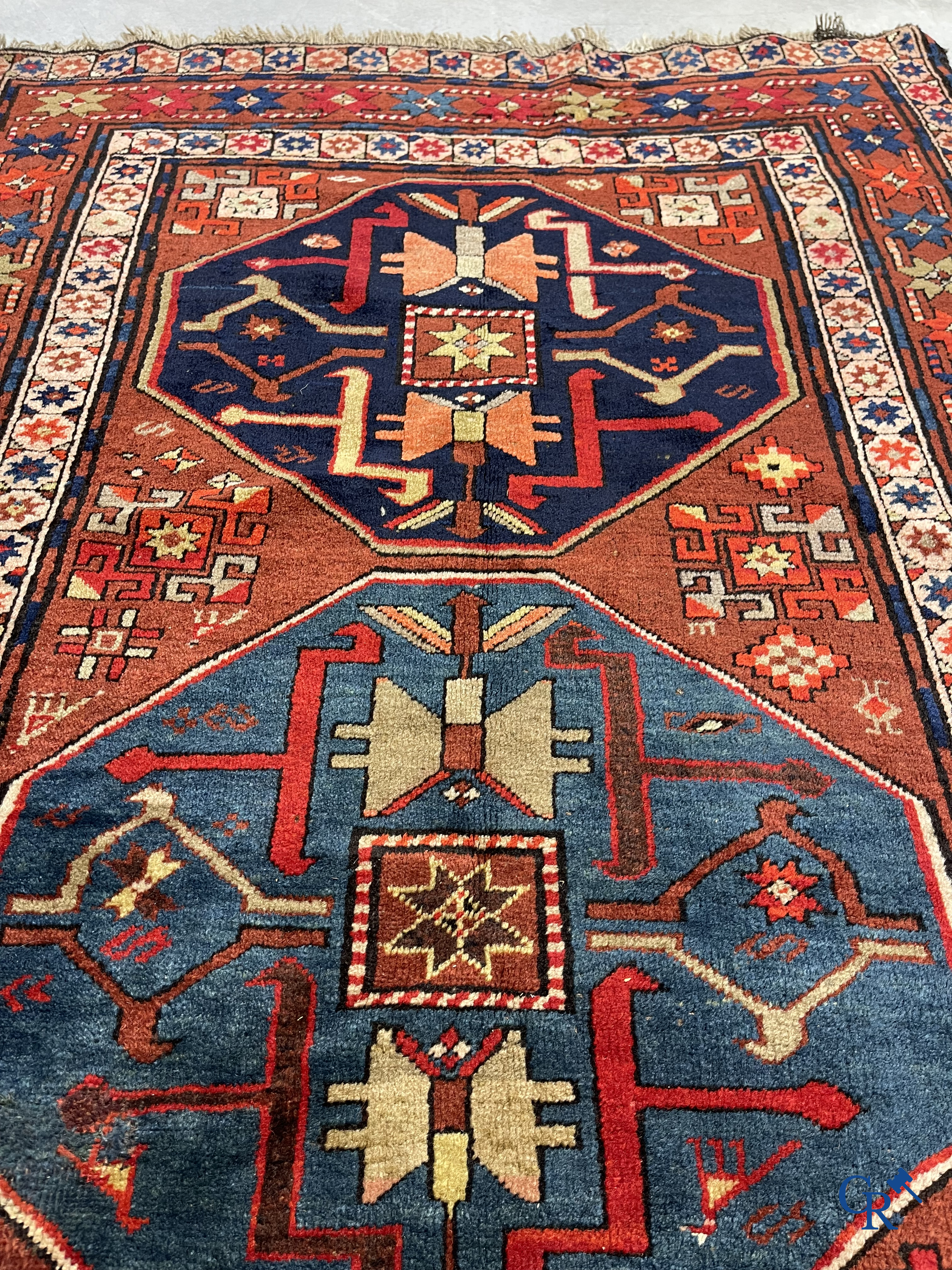 Oosterse tapijten. Antiek handgeknoopt Perzisch tapijt met inscripties. Kazak.
