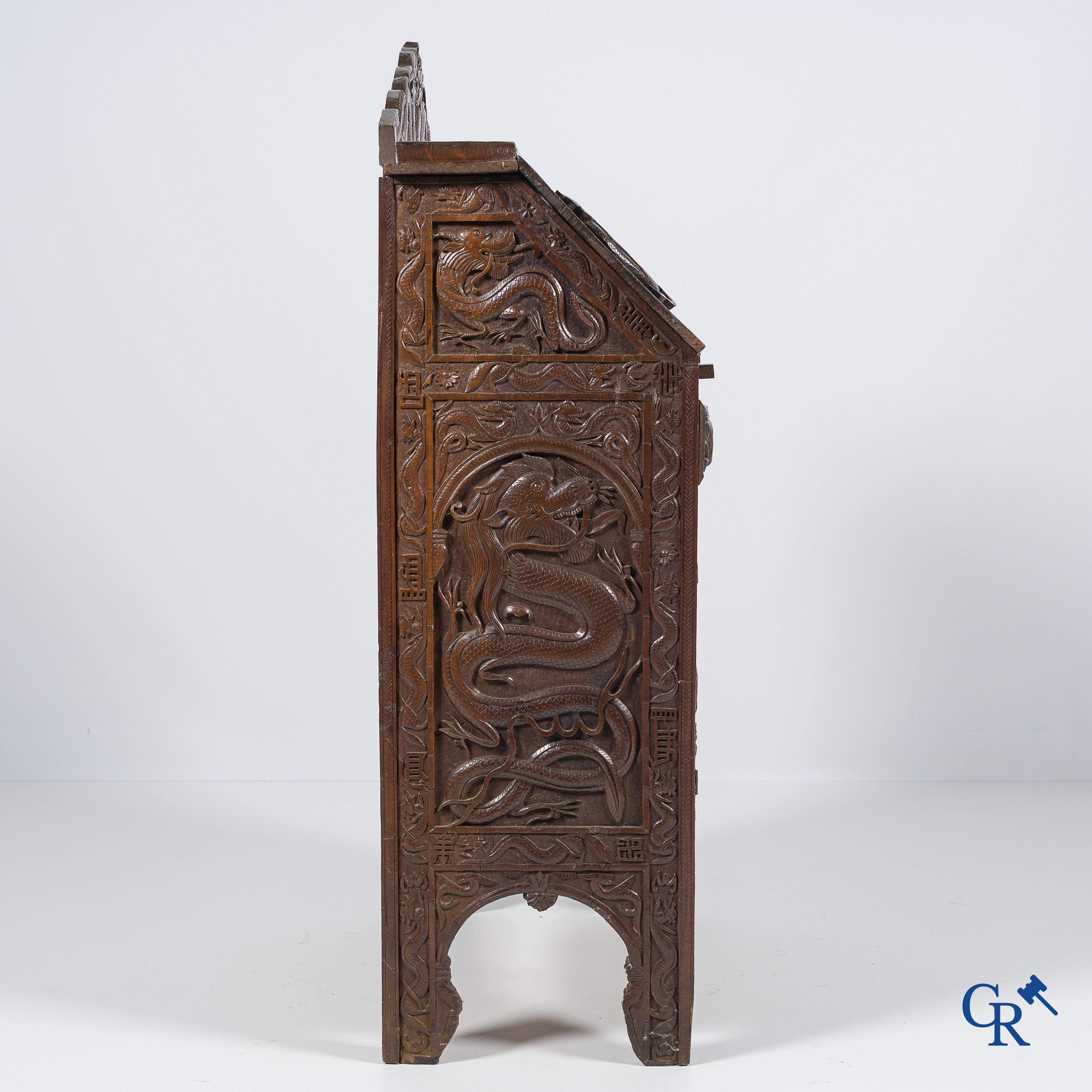 Hout gesculpteerde secretaire met drakenmotief. Eind 19e eeuw.