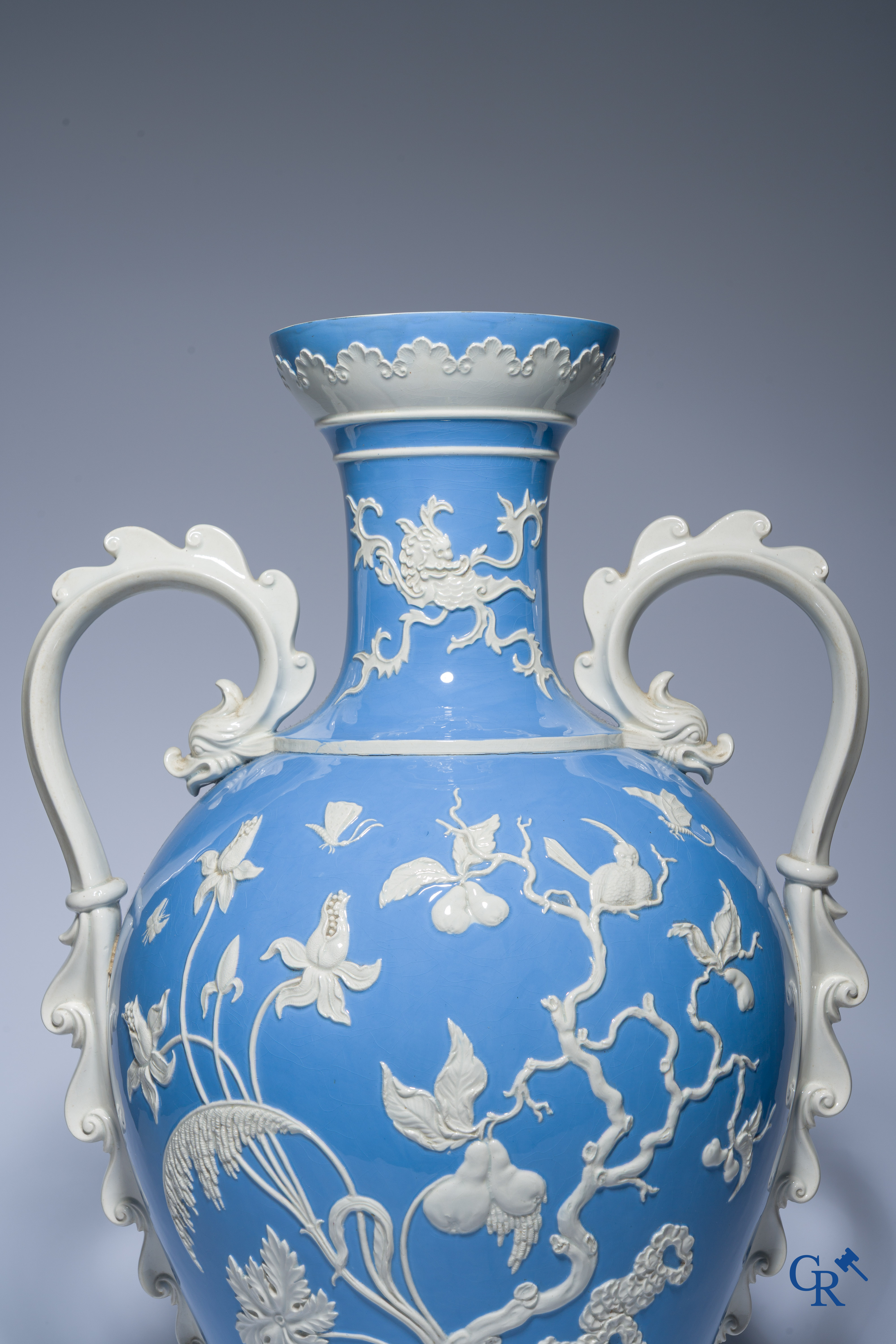 Uitzonderlijke en imposante vaas in faience met een Aziatisch decor. In de stijl van Wedgwood of Mintons. 19de eeuw.