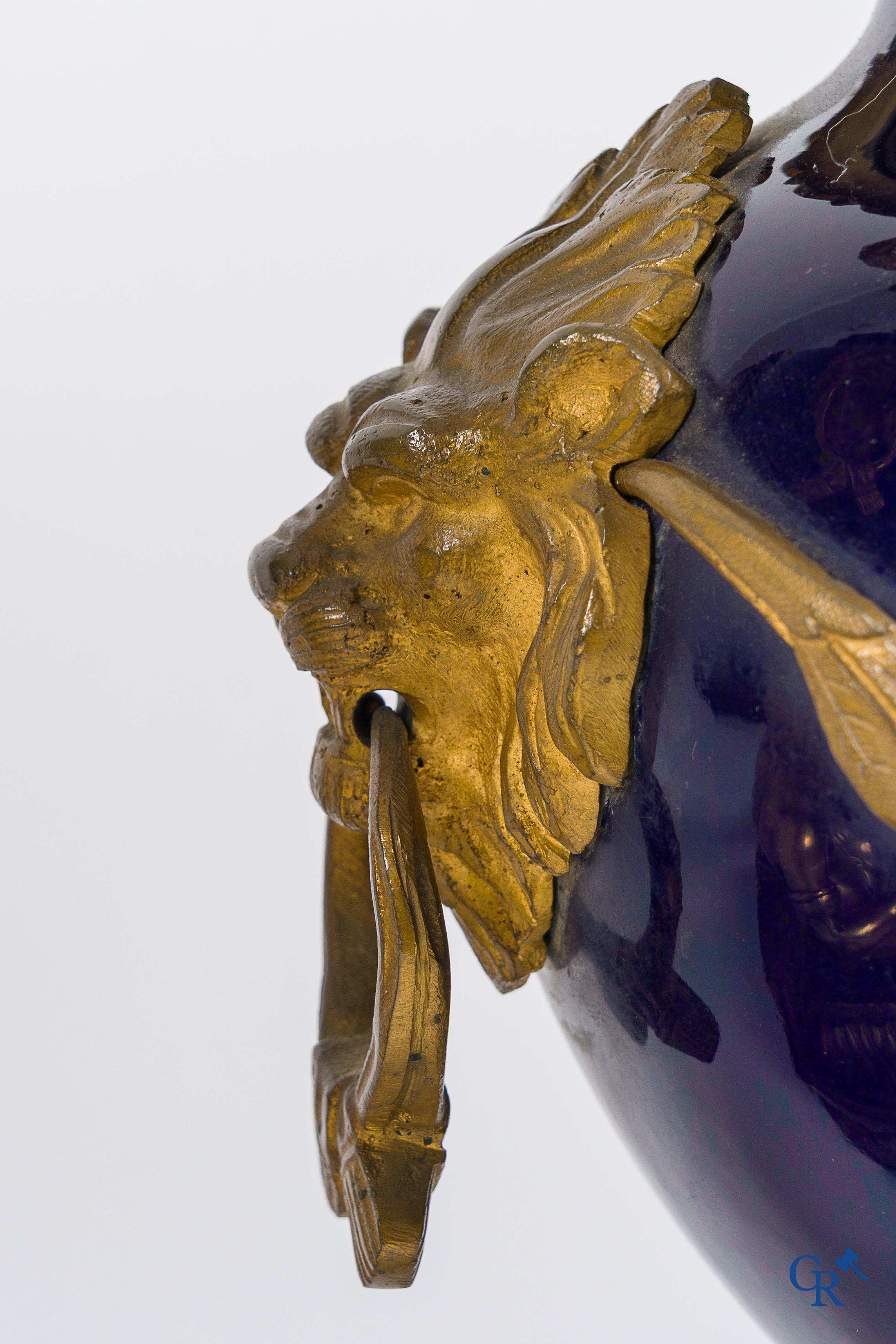 Luppens Bruxelles. 3-delige schouwgarnituur in brons en kobalt blauw porselein. Circa 1900.