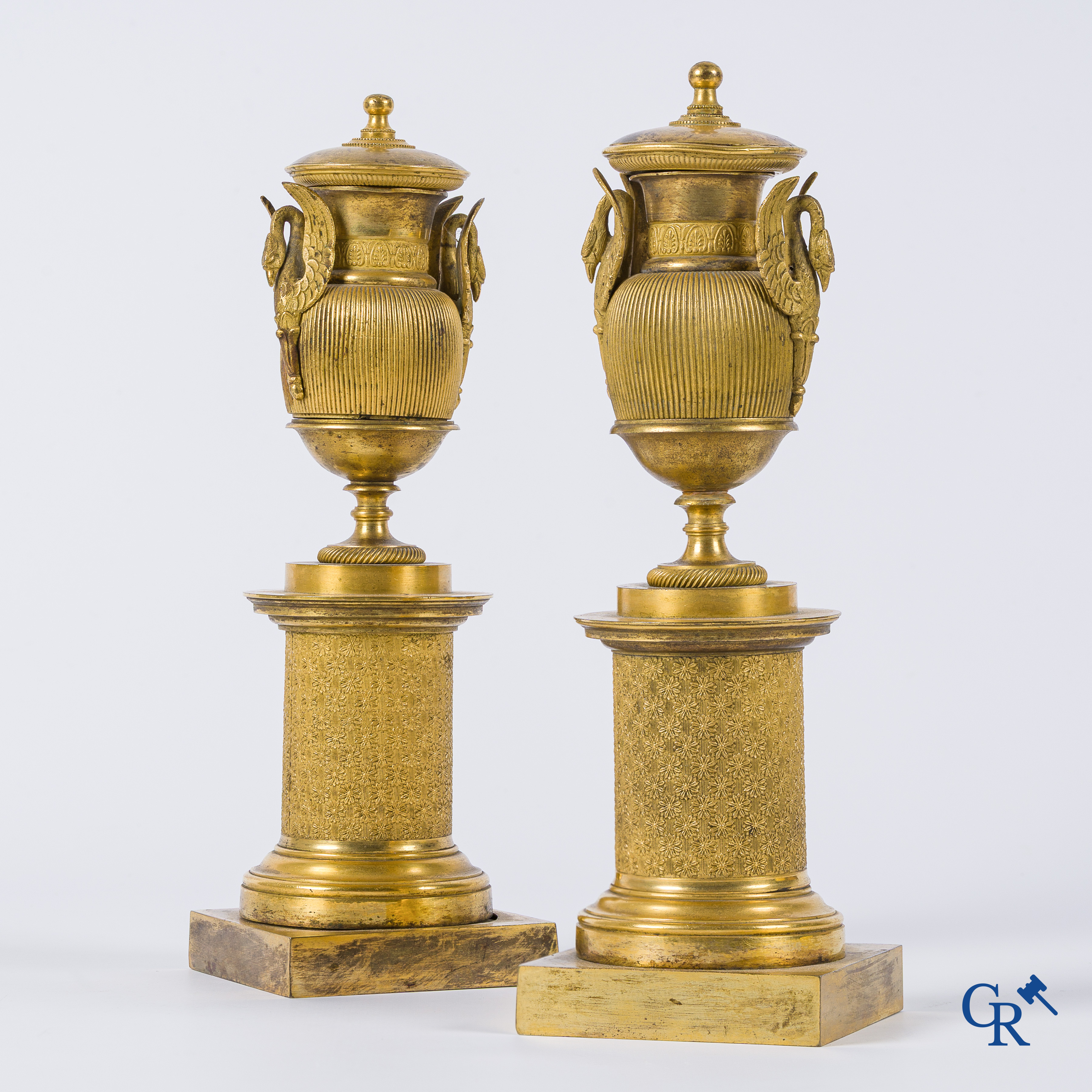 Empire. Paar fijn geciseleerde en vergulde bronzen cassolettes die kandelaars vormen. Empire tijdperk, circa 1810.