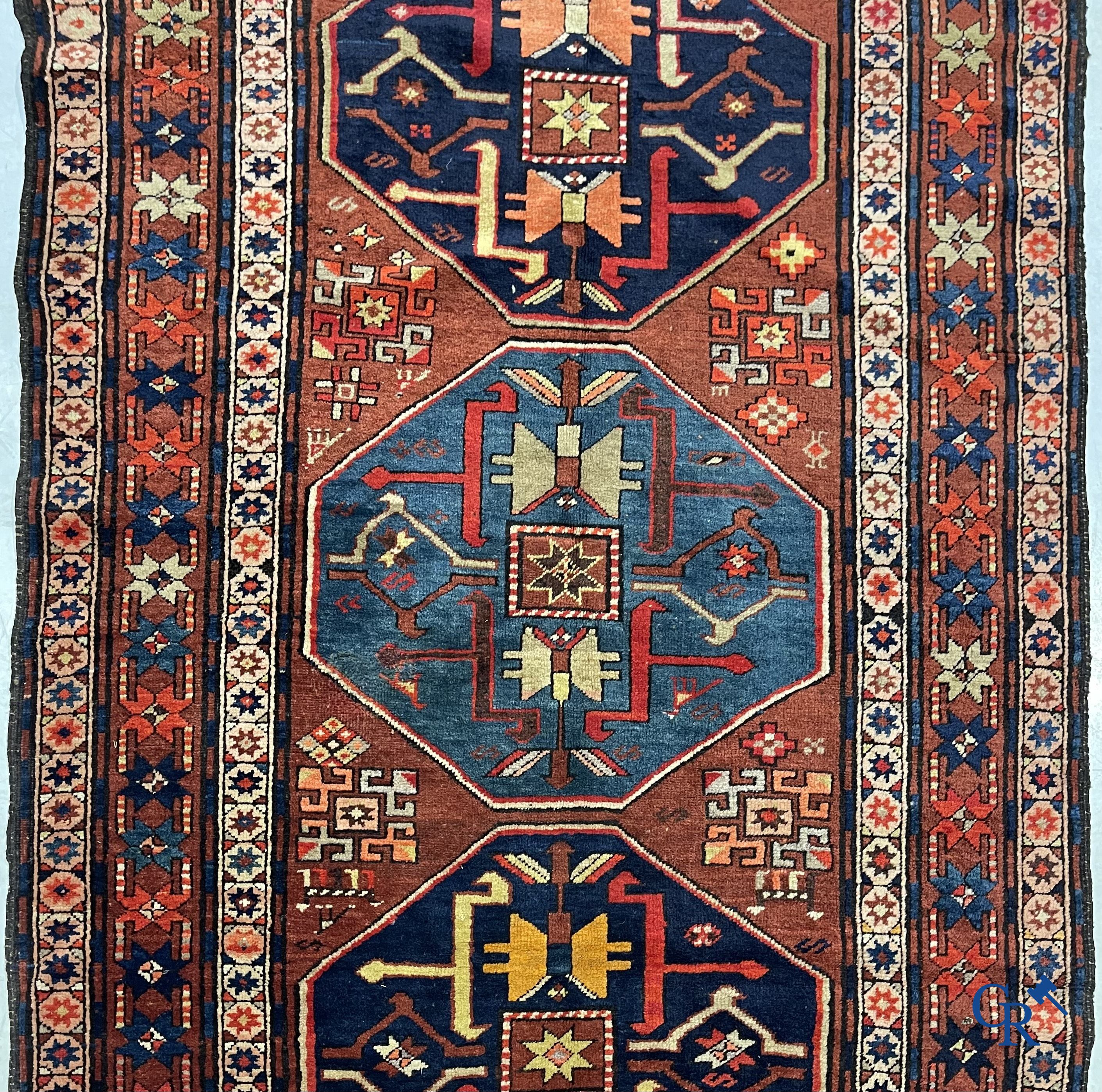 Oosterse tapijten. Antiek handgeknoopt Perzisch tapijt met inscripties. Kazak.