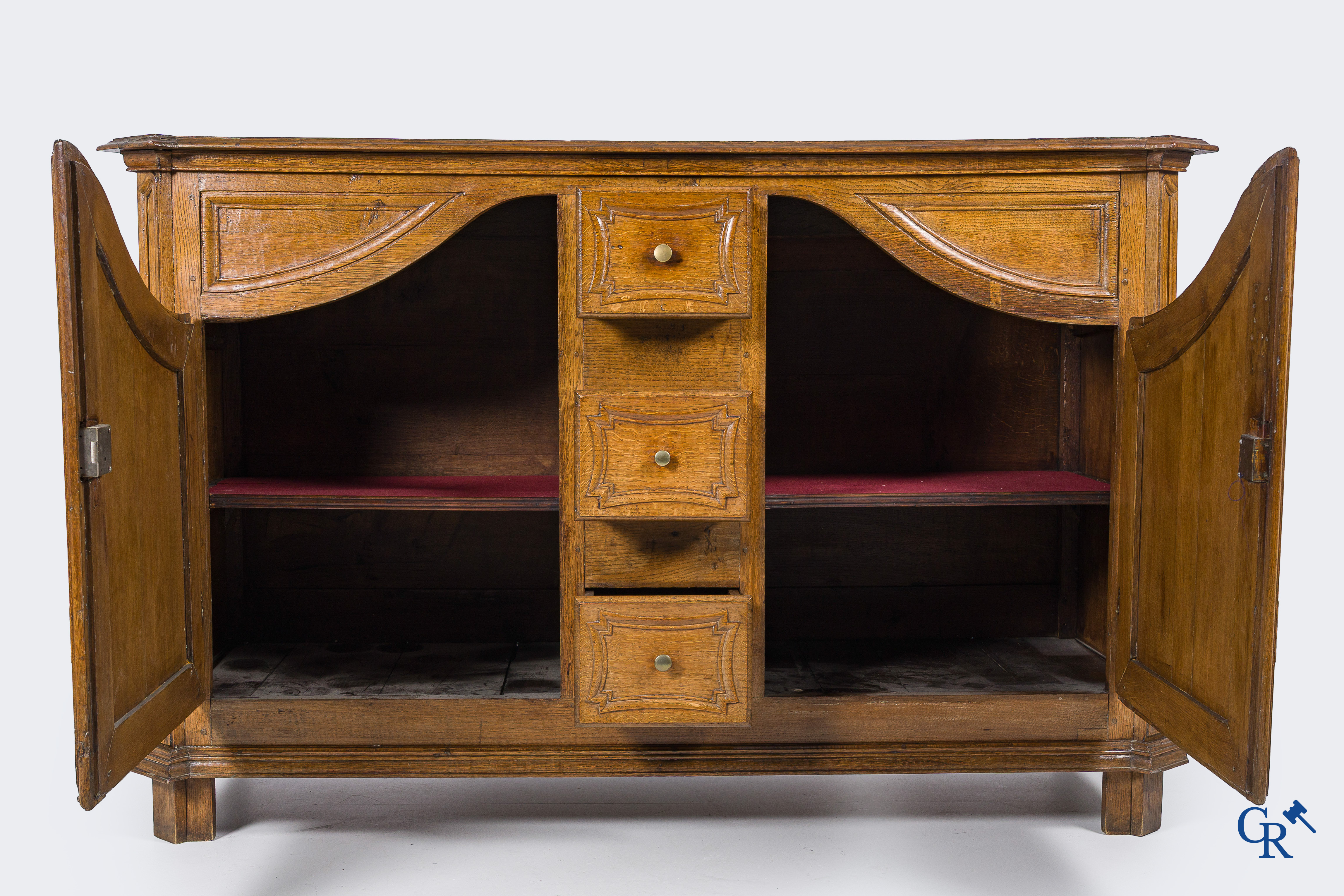 Meubilair. Mooie eikenhouten franse dressoir met gewelfde deuren. Eind 18e eeuw.