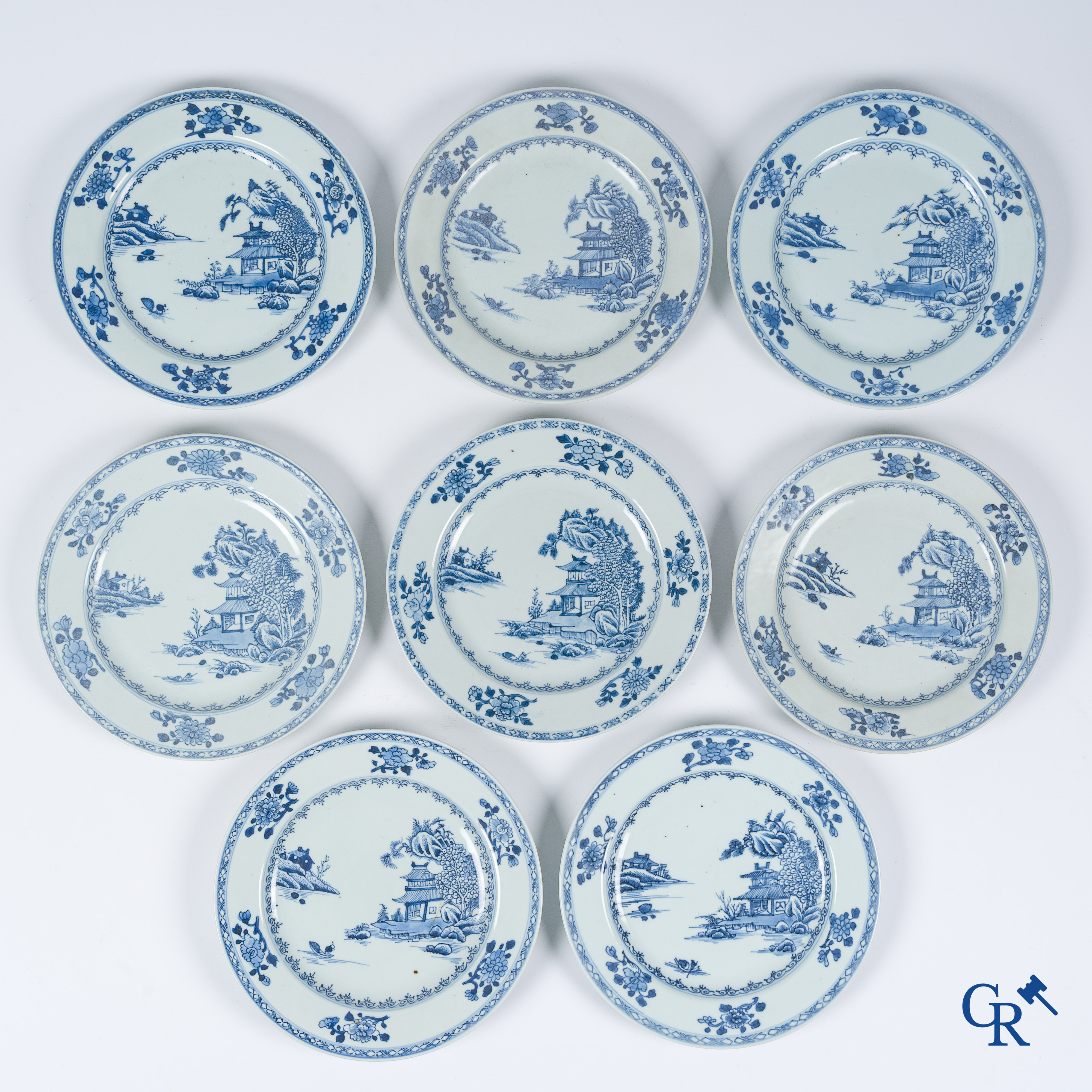 Aziatica. Chinees porselein. 8 Chinese blauw wit borden. Met veiling labels van Christies, The Nanking Cargo.